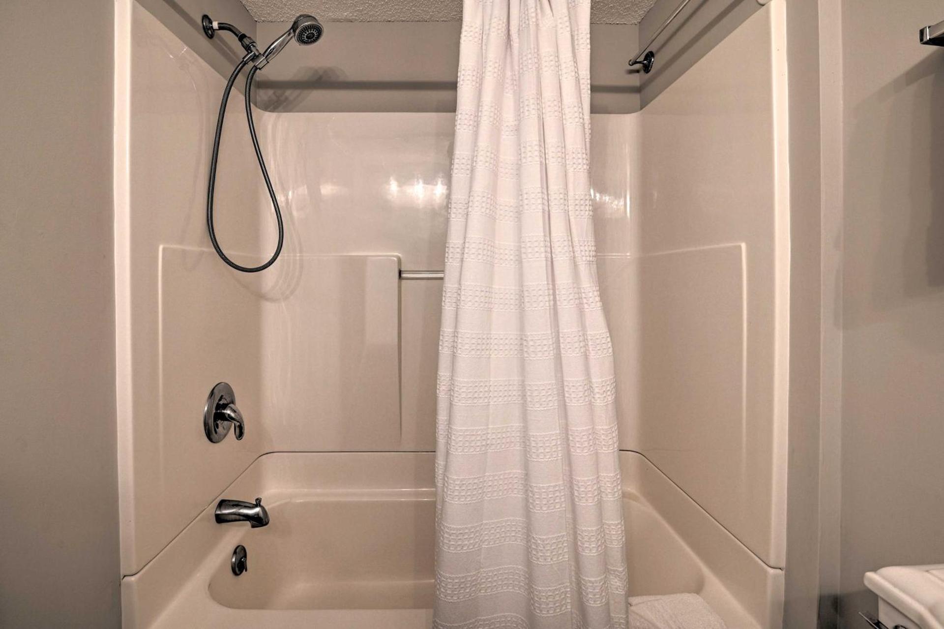 Pawleys Island Condo Retreat with Beach Access!