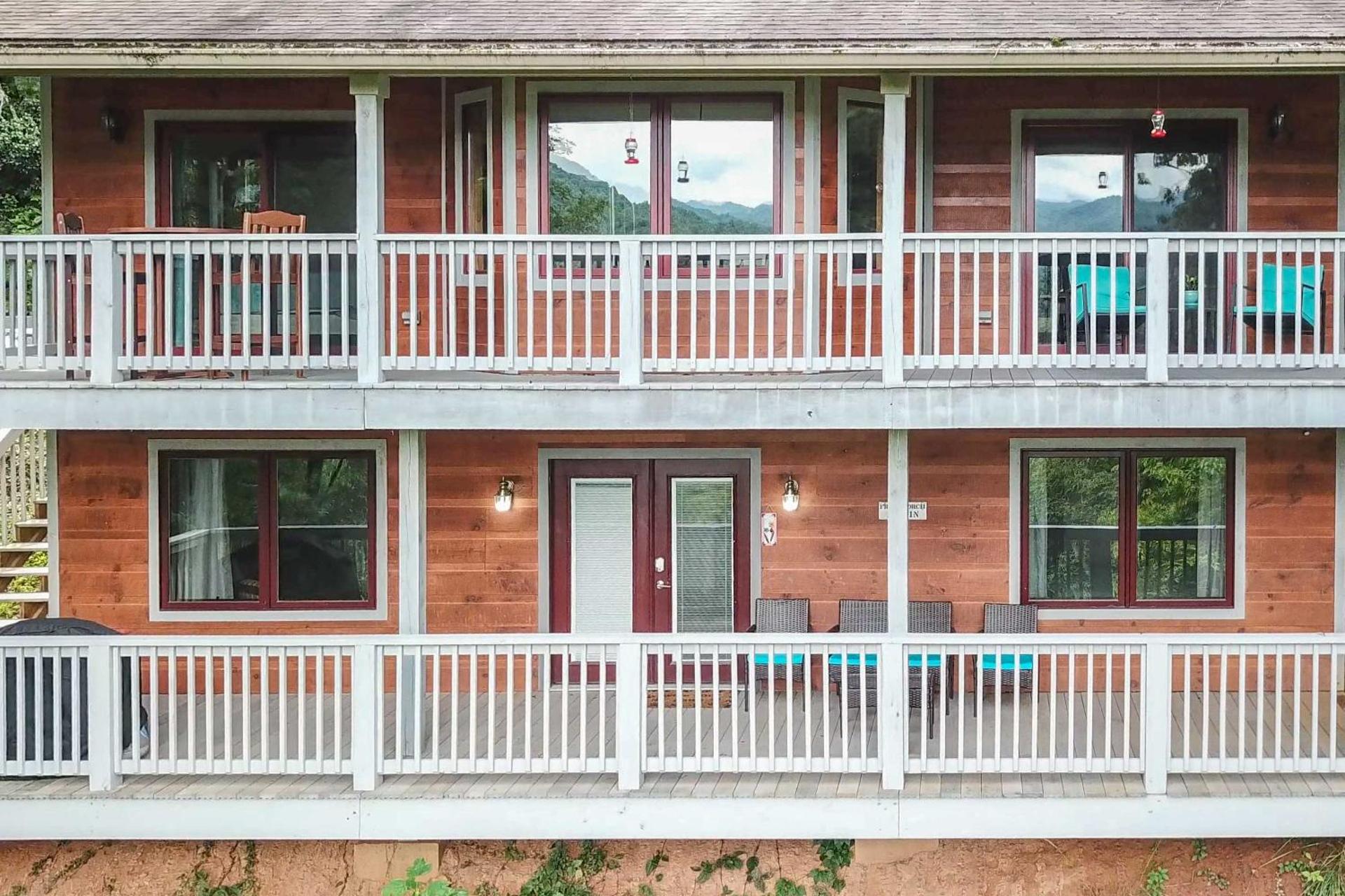 Serene Escape with Mountain Views, Near Dtwn!