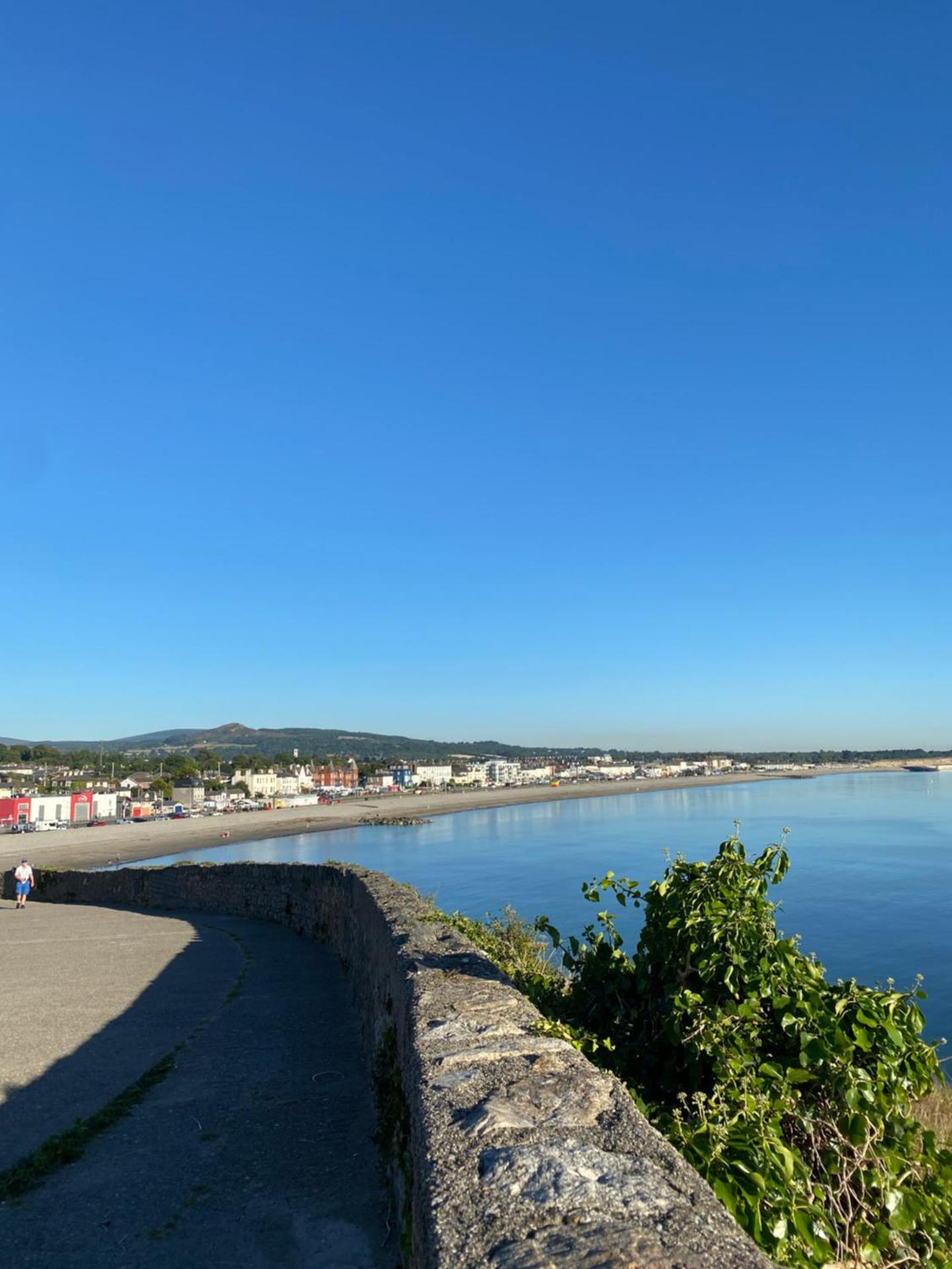 Hugo Mews Bright Studio Apartment