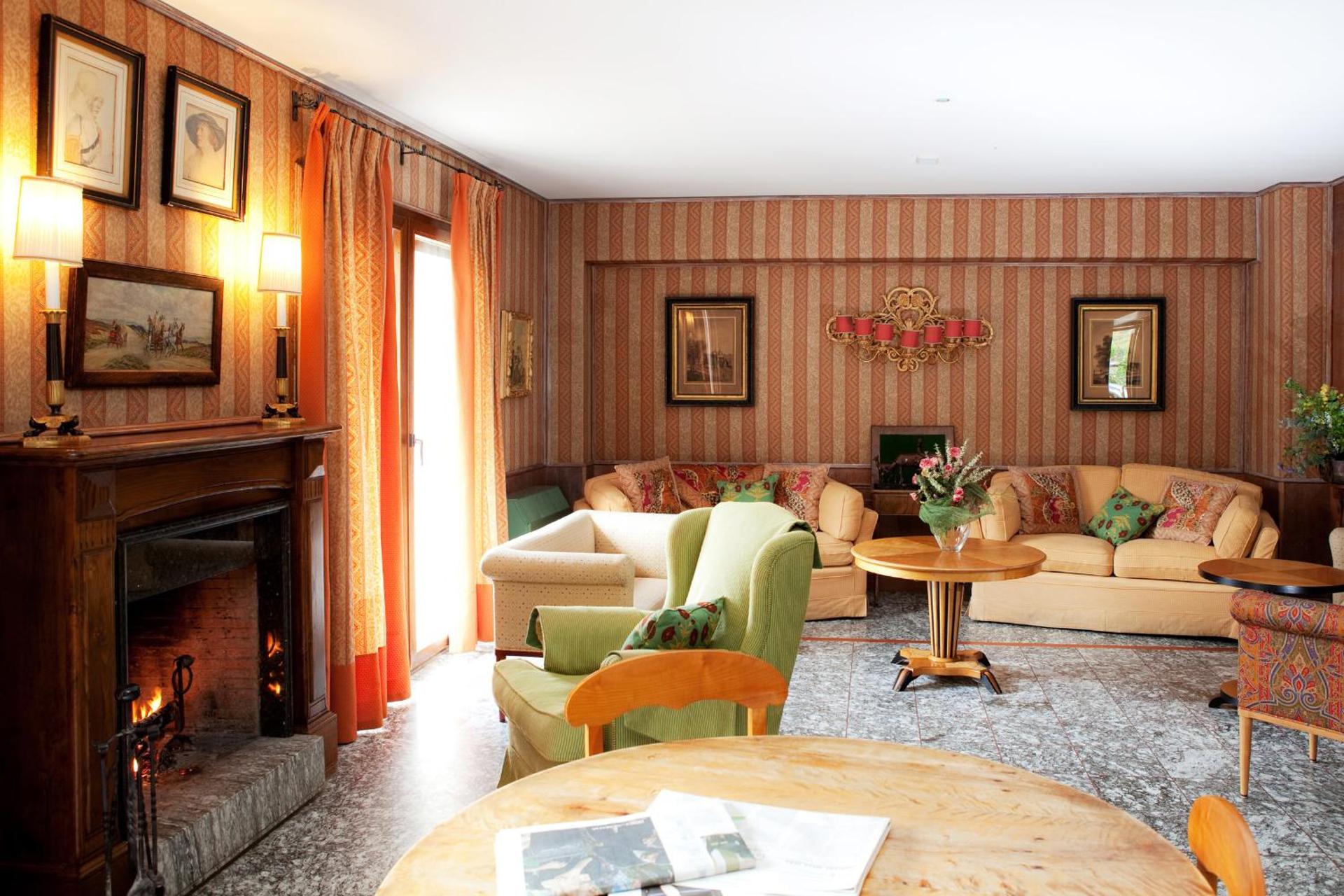 Communal lounge/ TV room