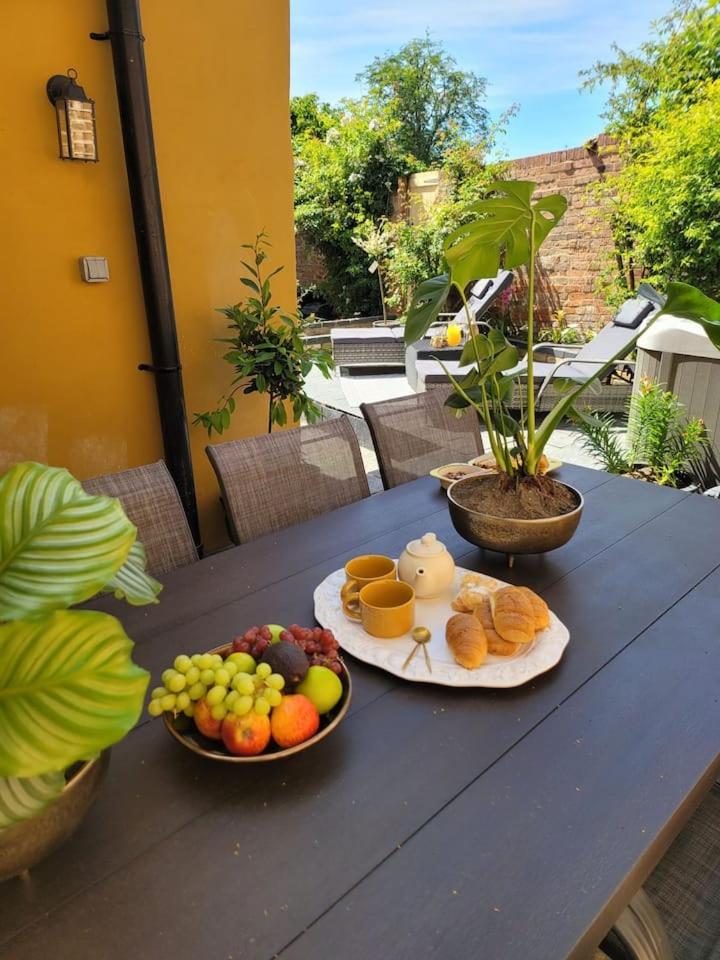 Executive Suite with Private HotTub, Full SkyTV in 600 Year Old Manor House