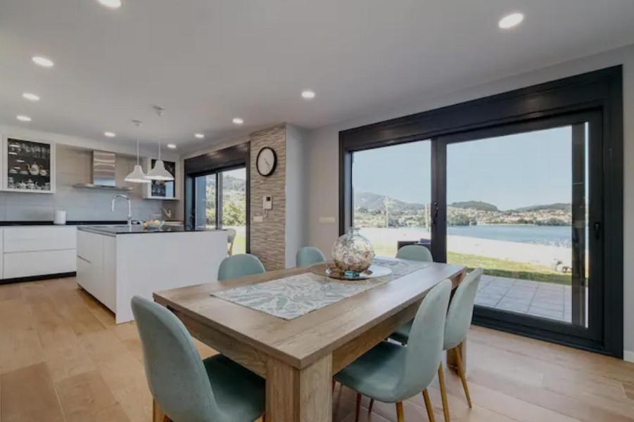 Casa nueva con piscina y vistas al mar