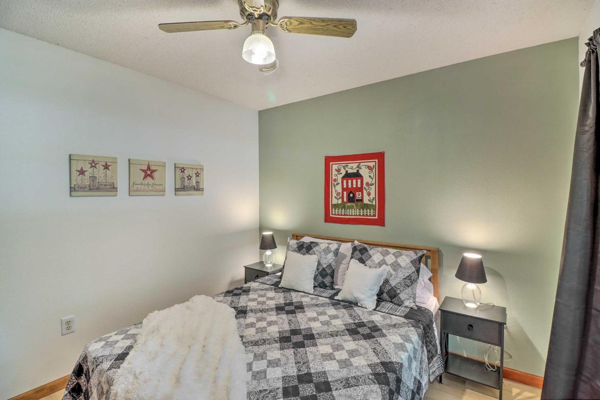 Mountain View Home Steps to Amphitheater Park