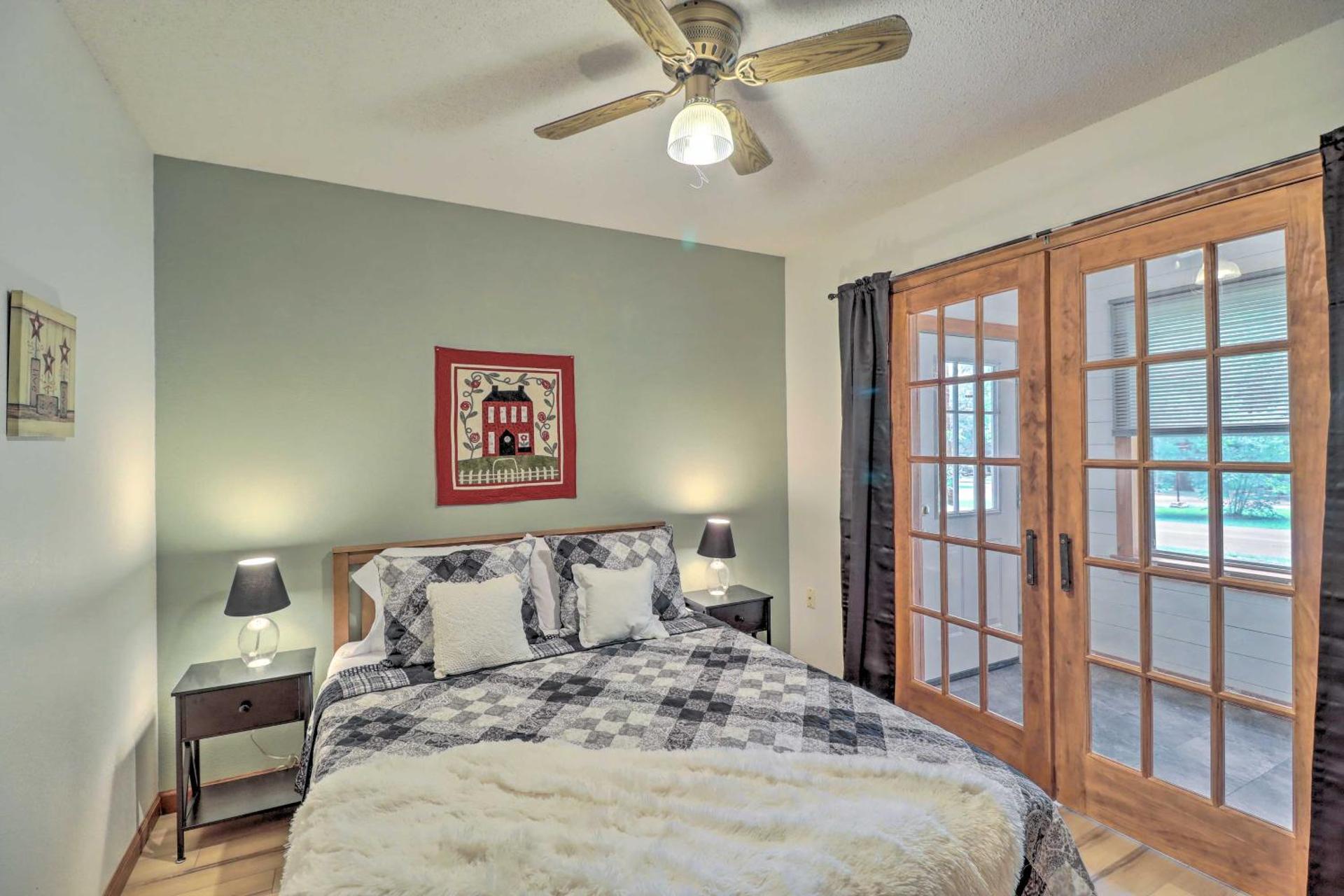 Mountain View Home Steps to Amphitheater Park