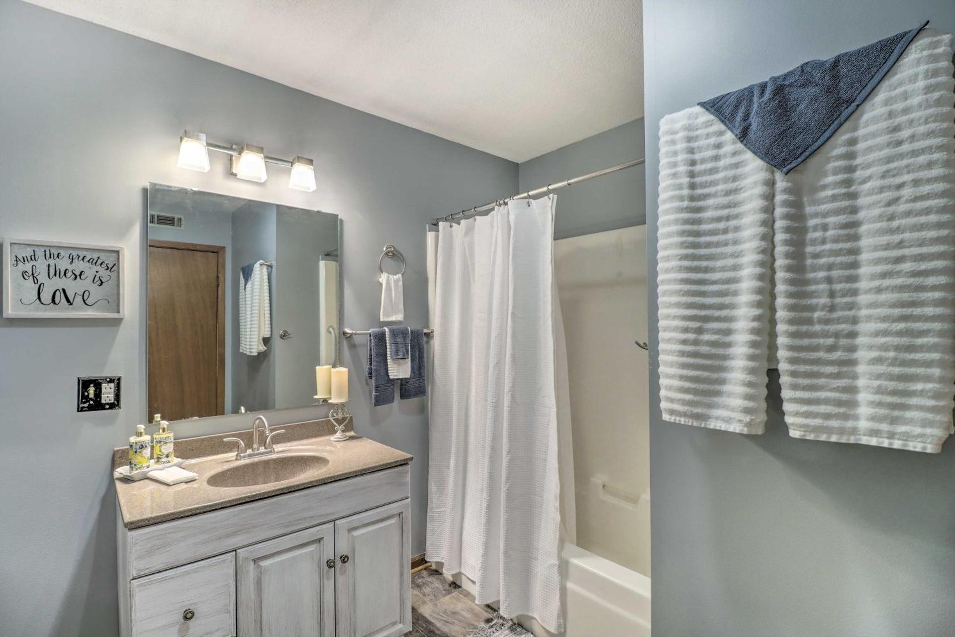 Mountain View Home Steps to Amphitheater Park