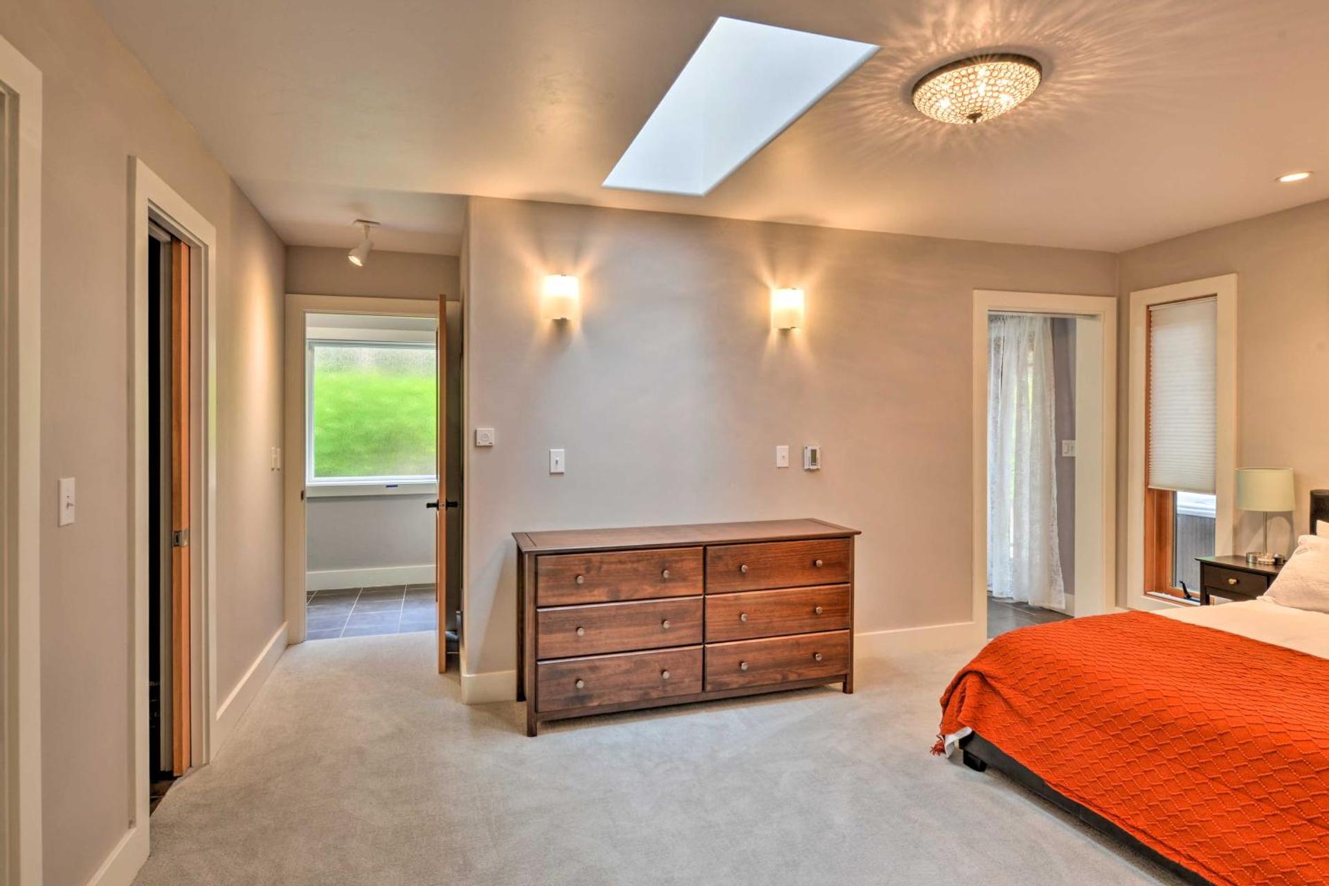 Quiet and Cozy Eureka Home Near Sequoia Park and Zoo!