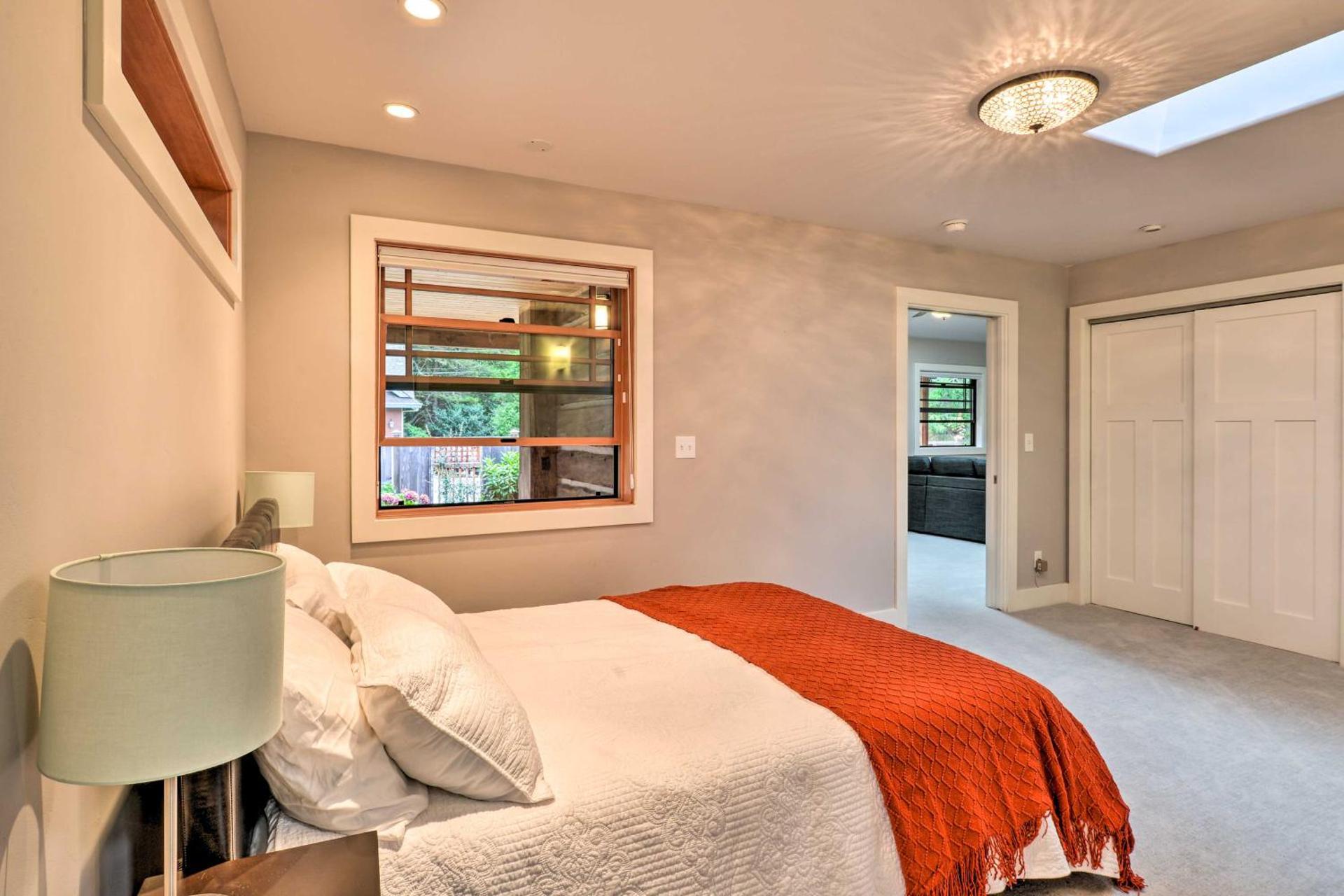 Quiet and Cozy Eureka Home Near Sequoia Park and Zoo!