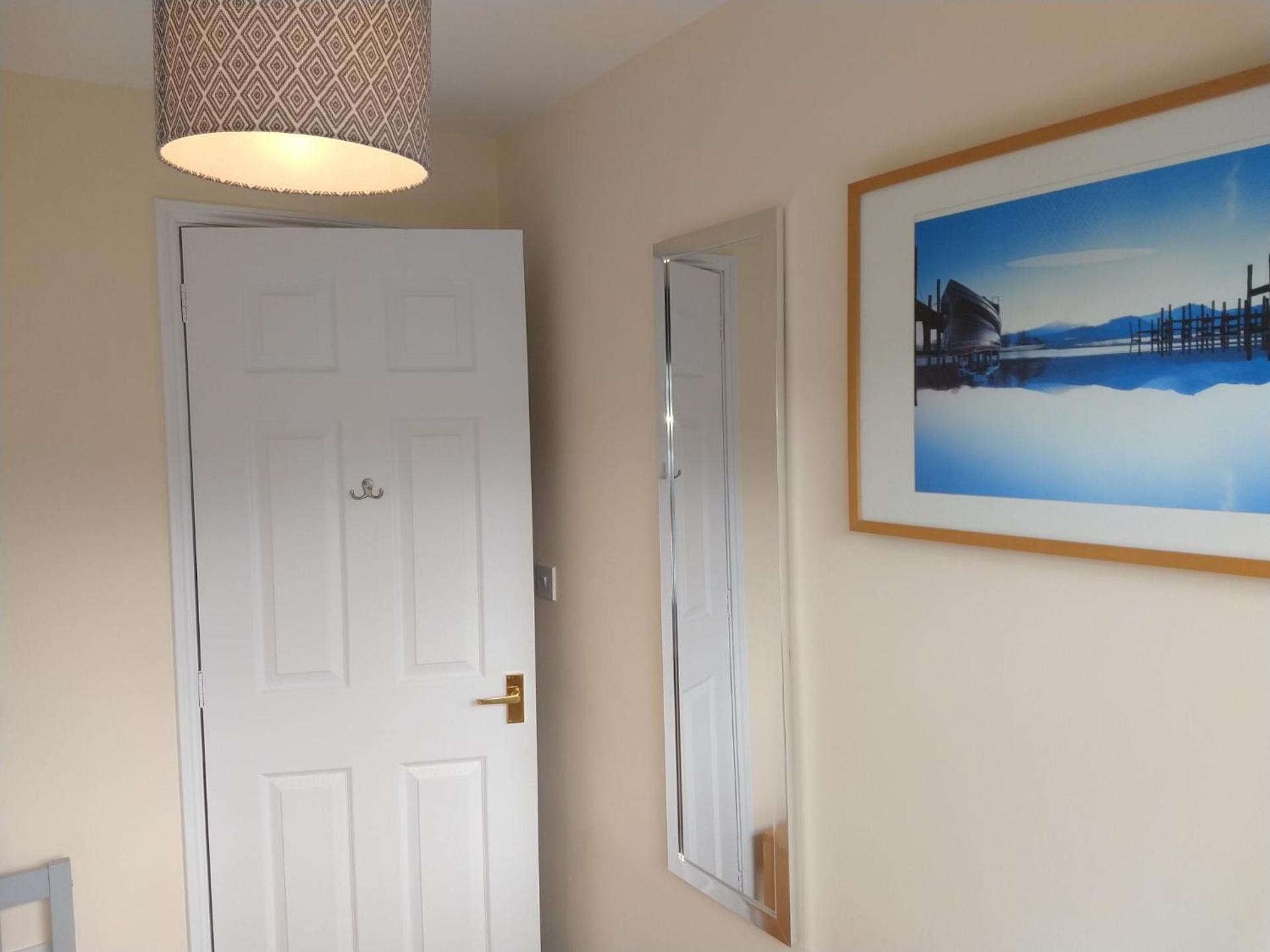 Sunningdale homely detached family,contractor 3 bed house with Parking