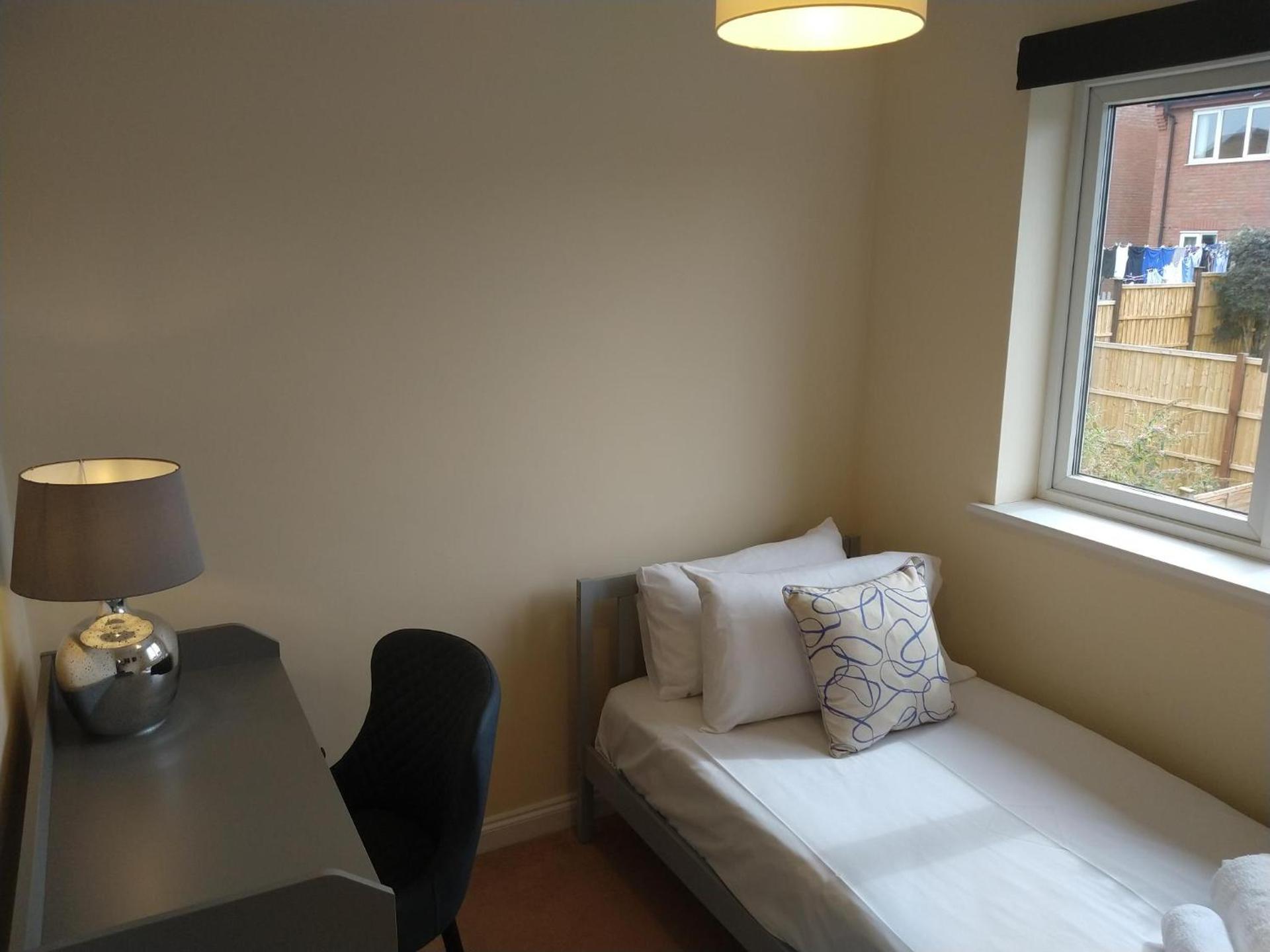 Sunningdale homely detached family,contractor 3 bed house with Parking