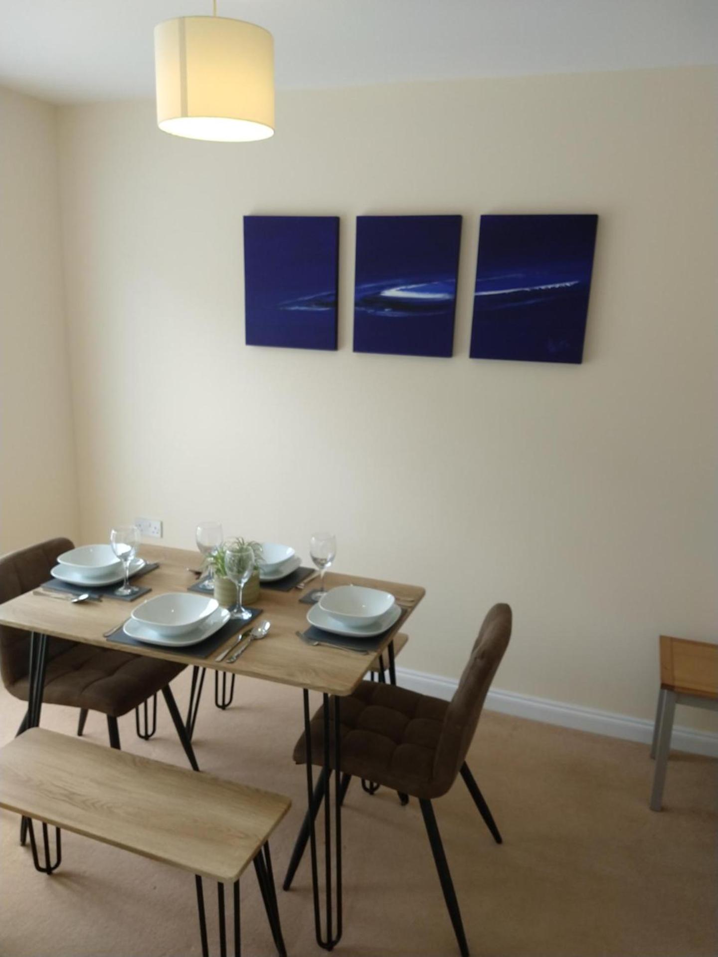 Sunningdale homely detached family,contractor 3 bed house with Parking