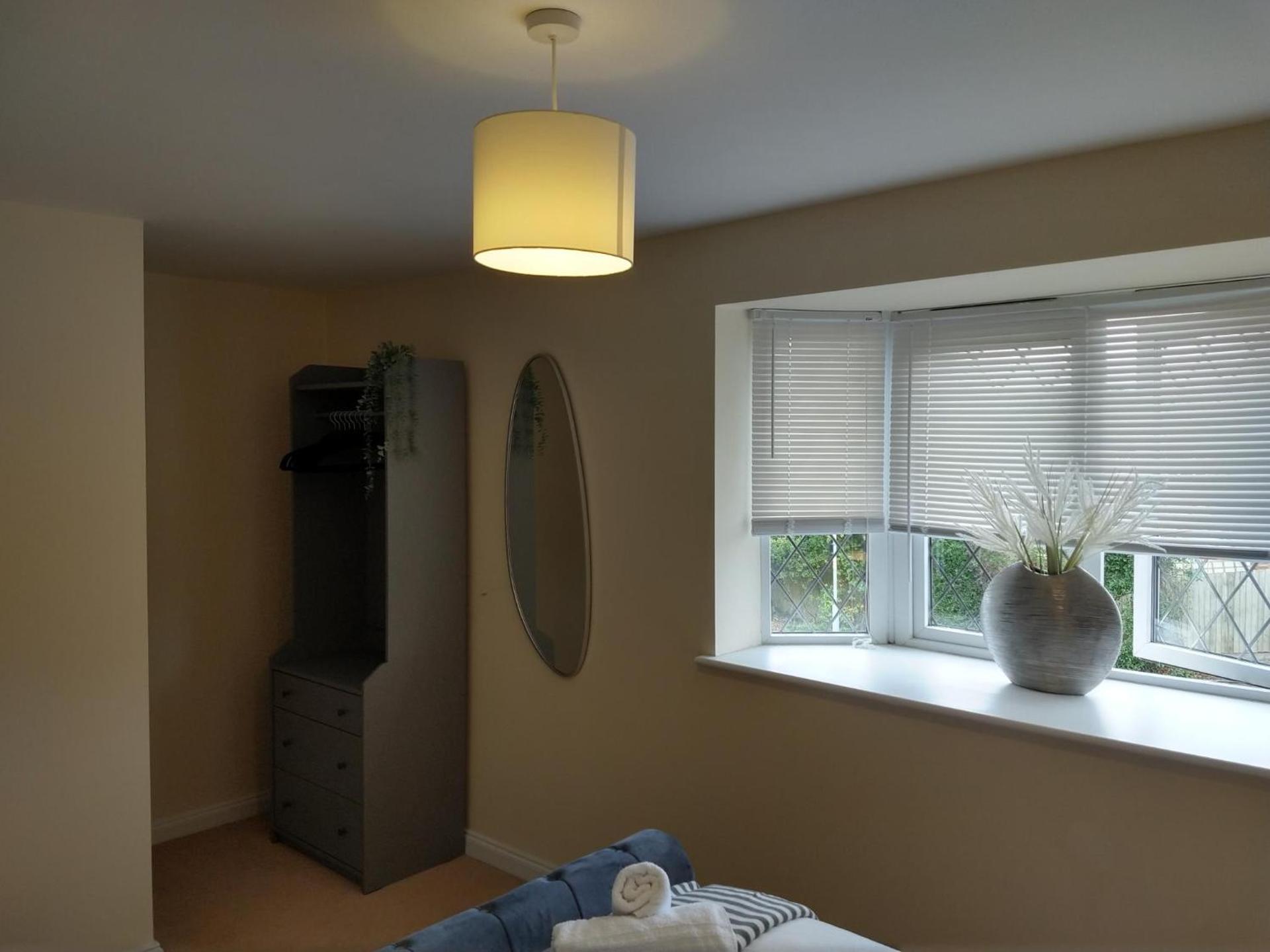 Sunningdale homely detached family,contractor 3 bed house with Parking