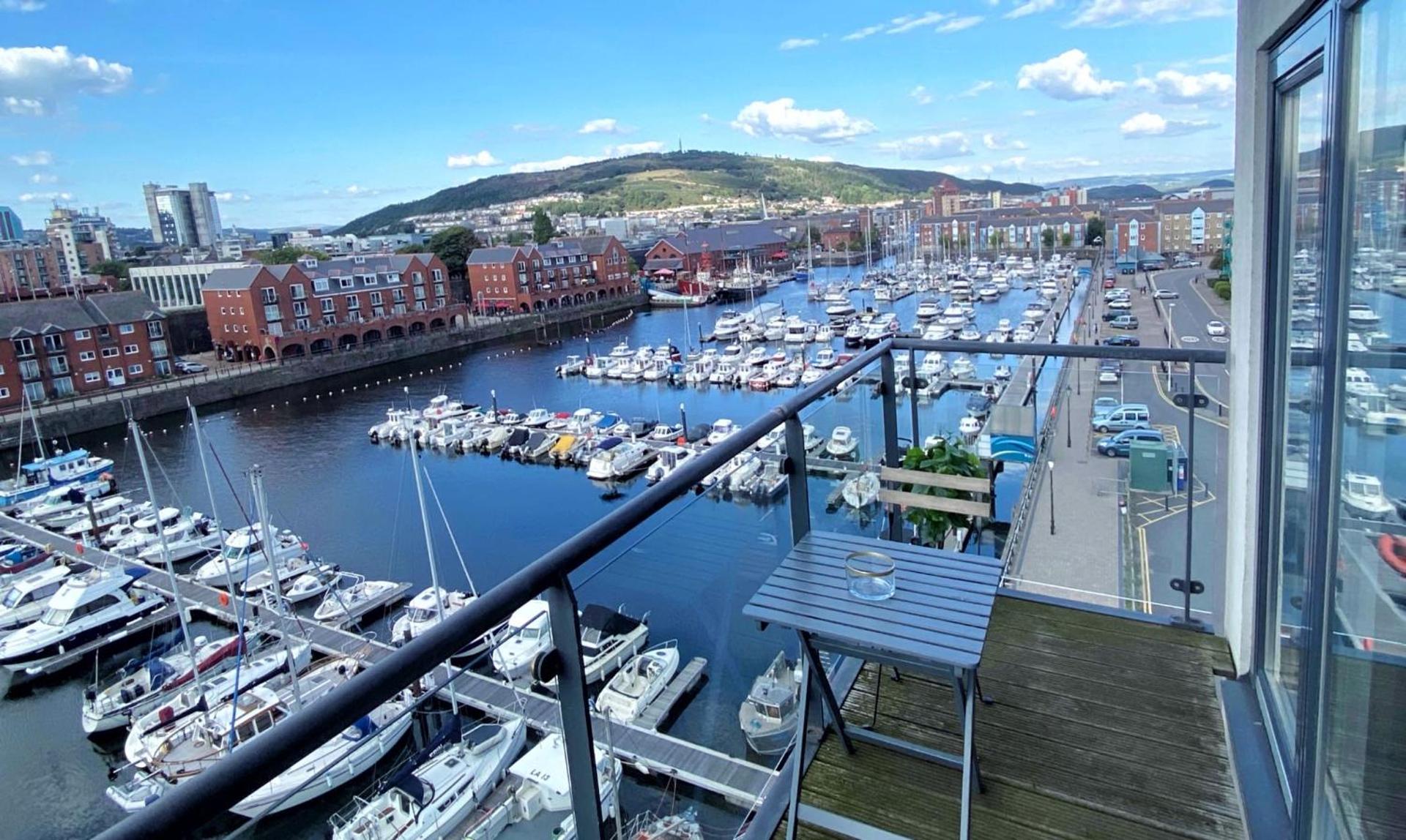 Artistic and luxurious APT with Sea view. Beach side