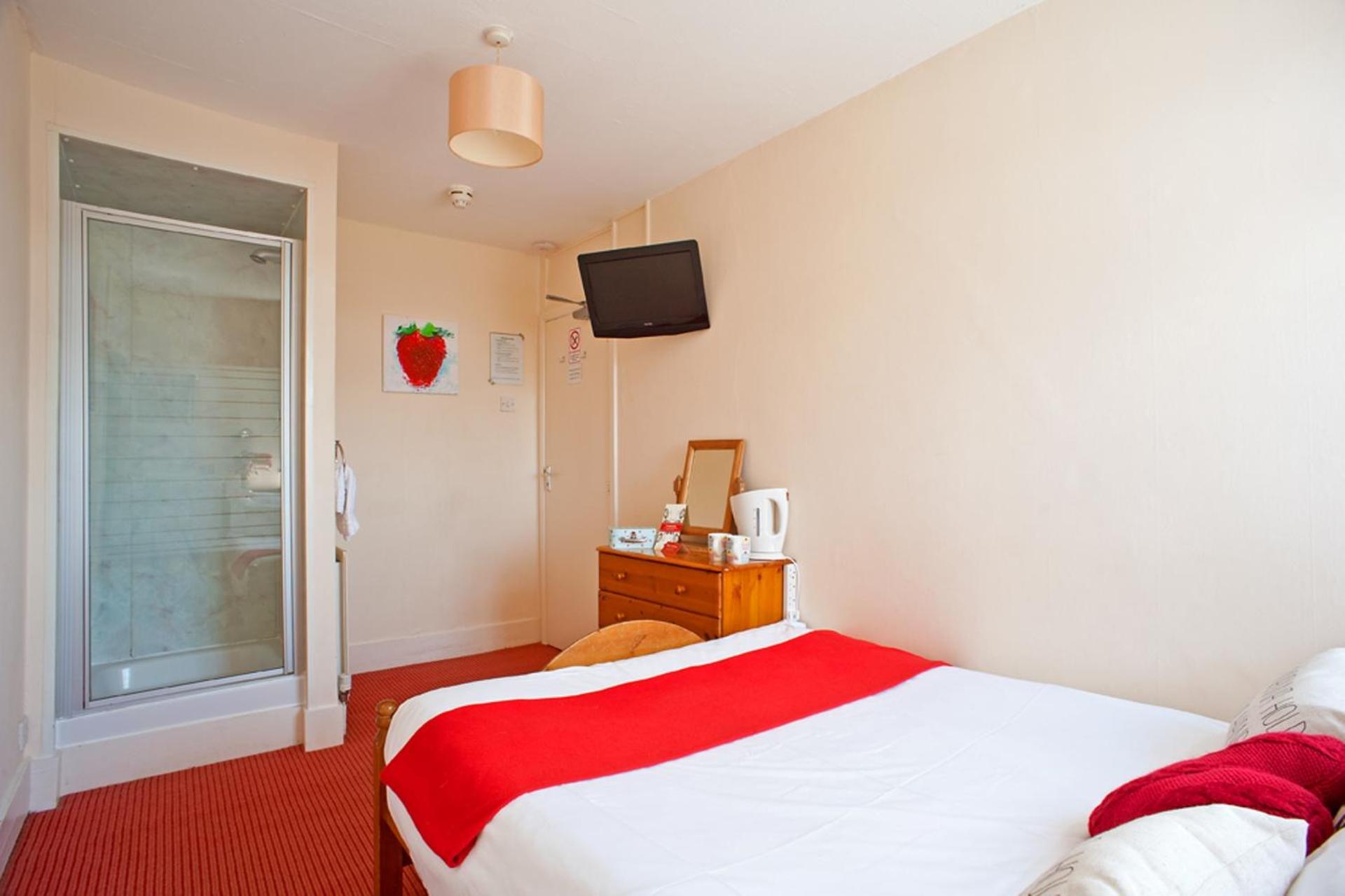 Petite Chambre Double avec Douche et Toilettes Communes