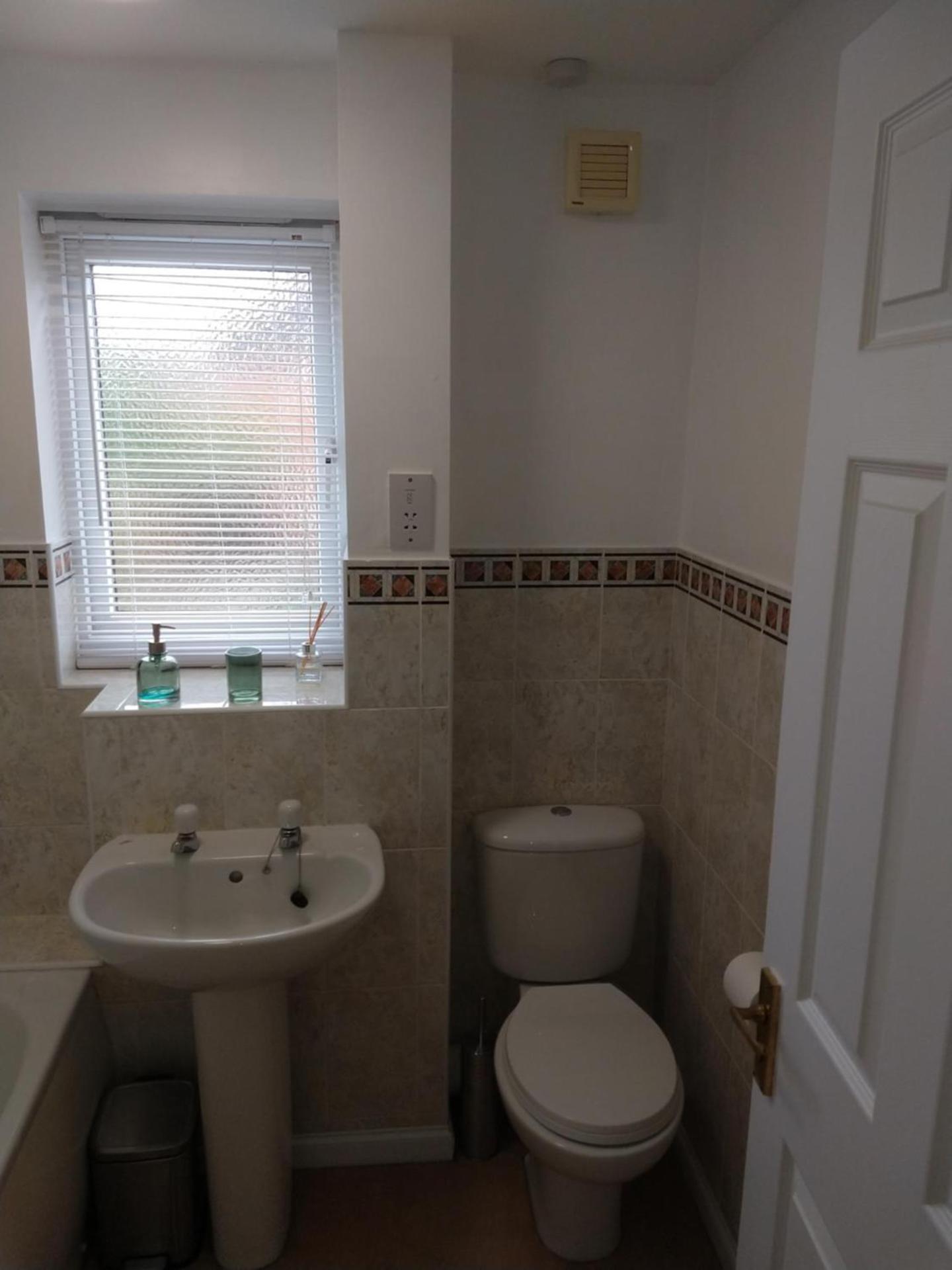 Sunningdale homely detached family,contractor 3 bed house with Parking