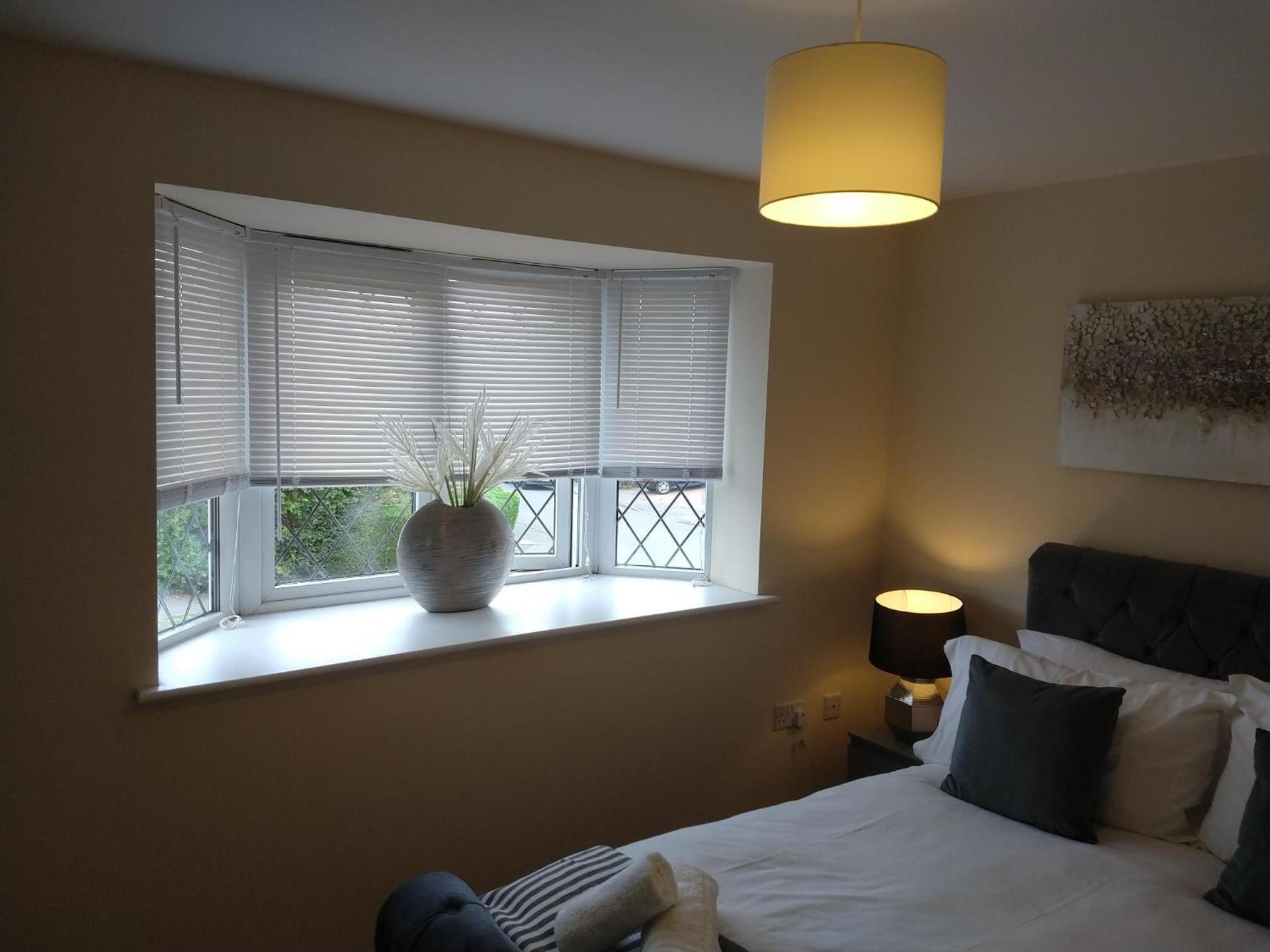 Sunningdale homely detached family,contractor 3 bed house with Parking