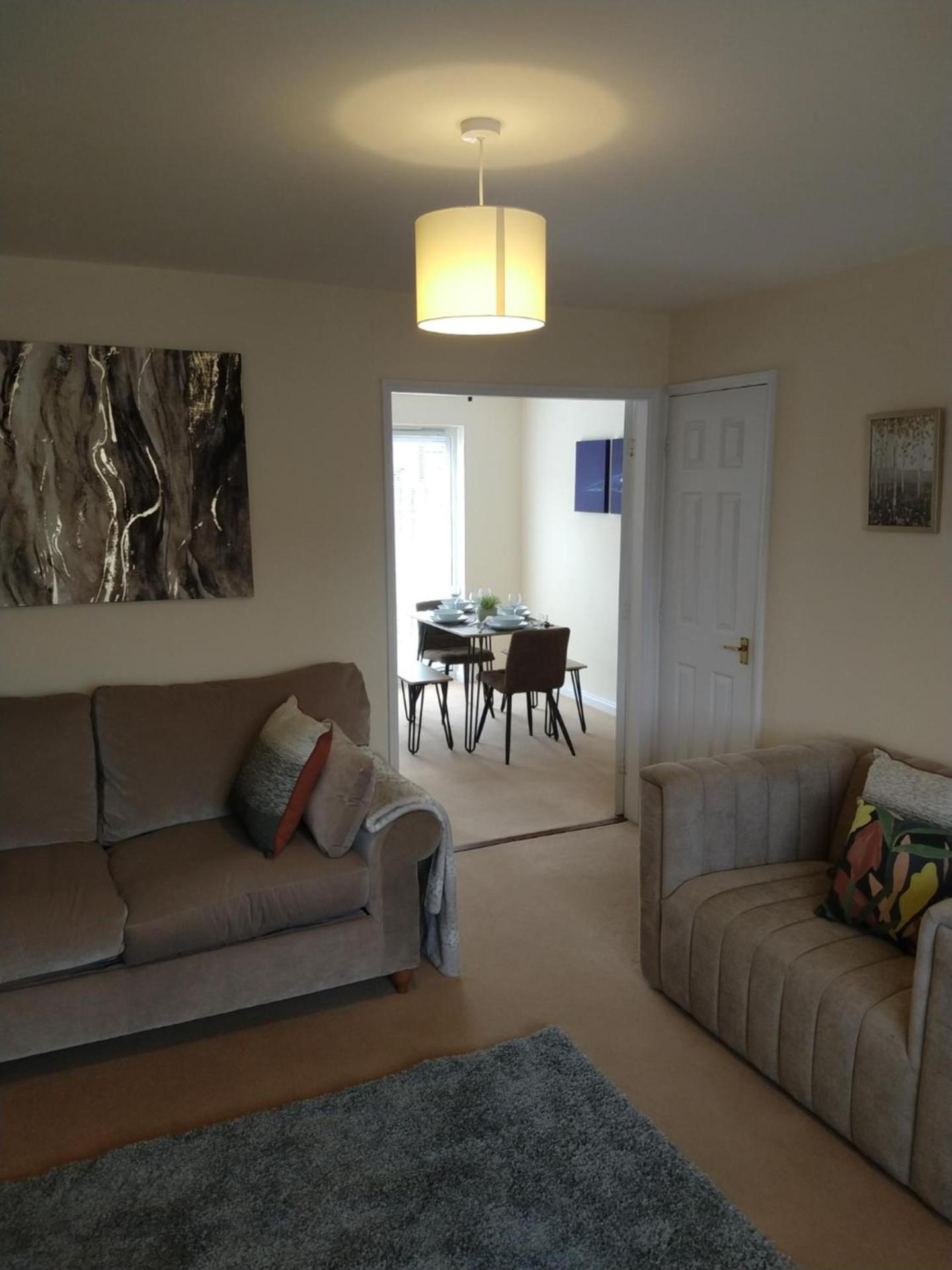 Sunningdale homely detached family,contractor 3 bed house with Parking