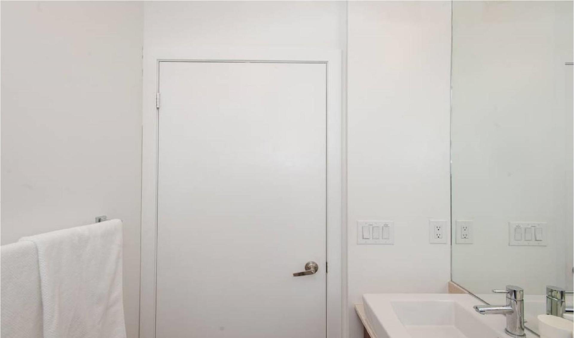 Toronto Downtown Core Two Bedroom Condo with CN Tower View, Free Parking