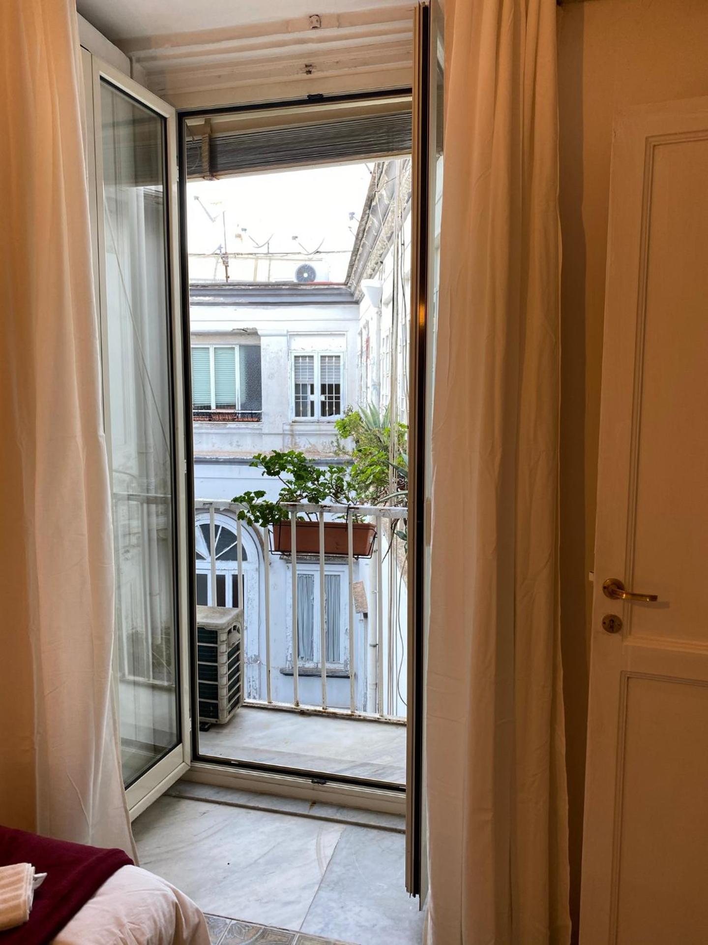 Rooms in San Domenico Maggiore 3