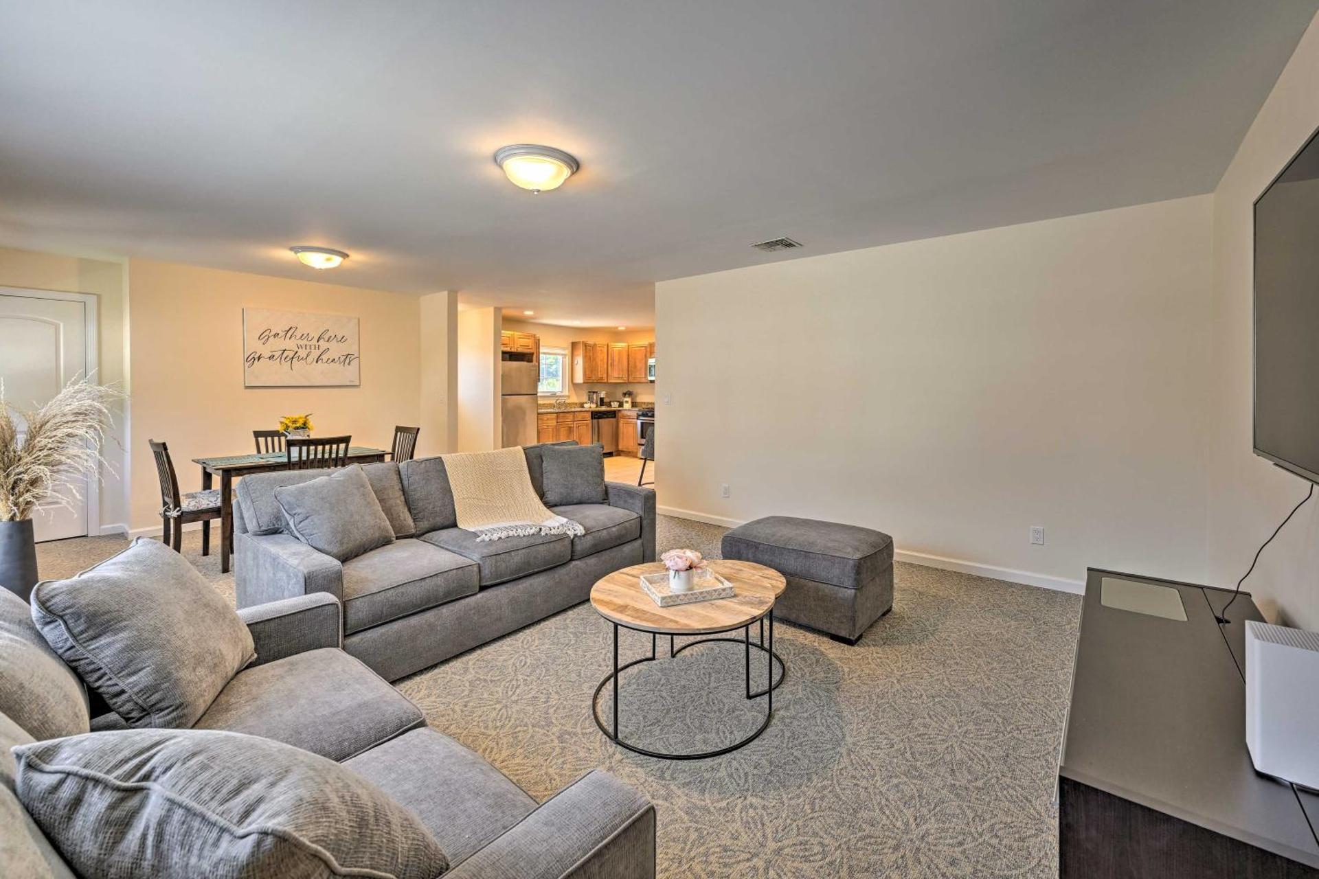 Glen Cove Home Walk to Boardwalk and Dining!