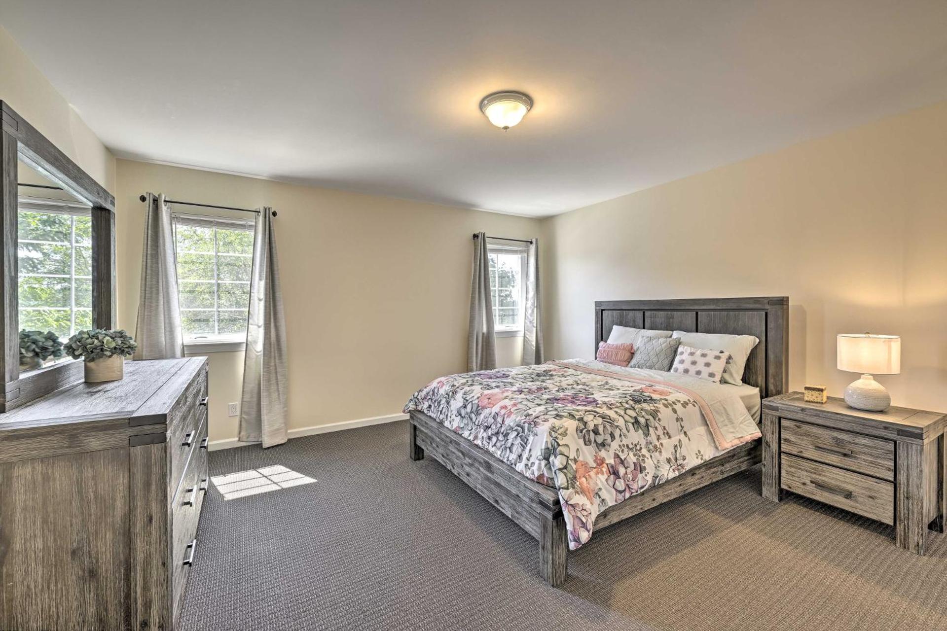 Glen Cove Home Walk to Boardwalk and Dining!