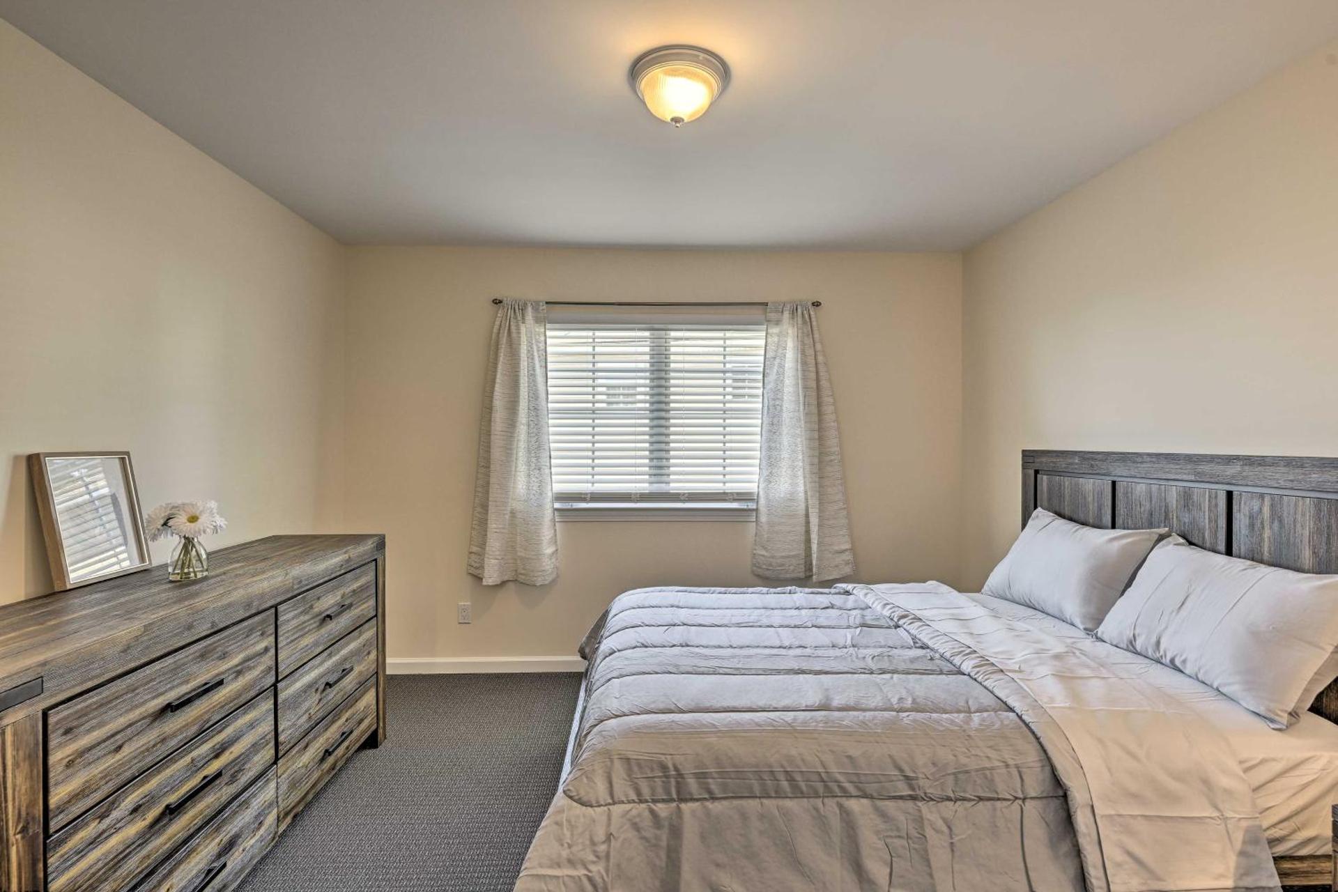 Glen Cove Home Walk to Boardwalk and Dining!