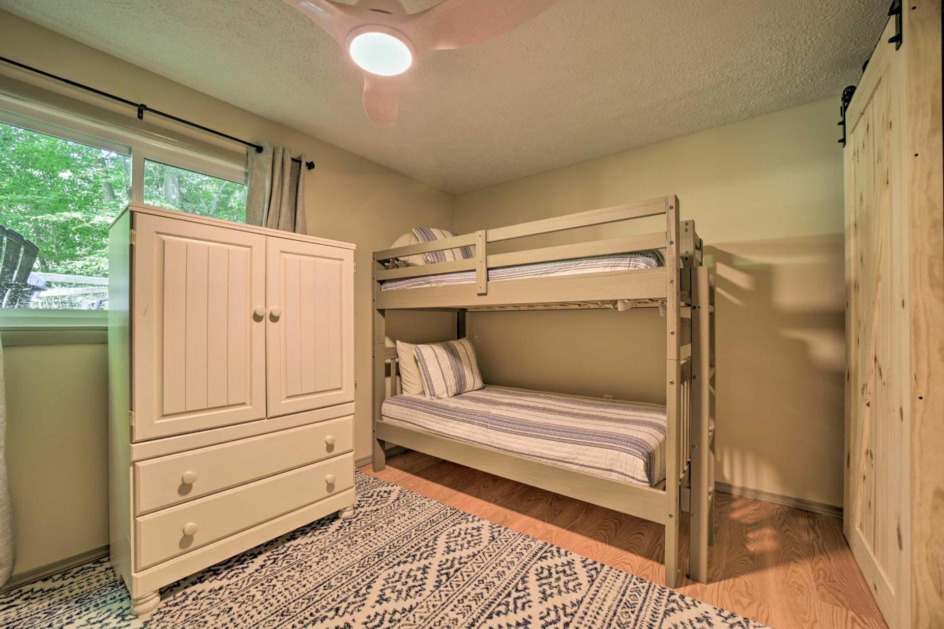 Charming Maggie Valley Getaway with Fire Pit!