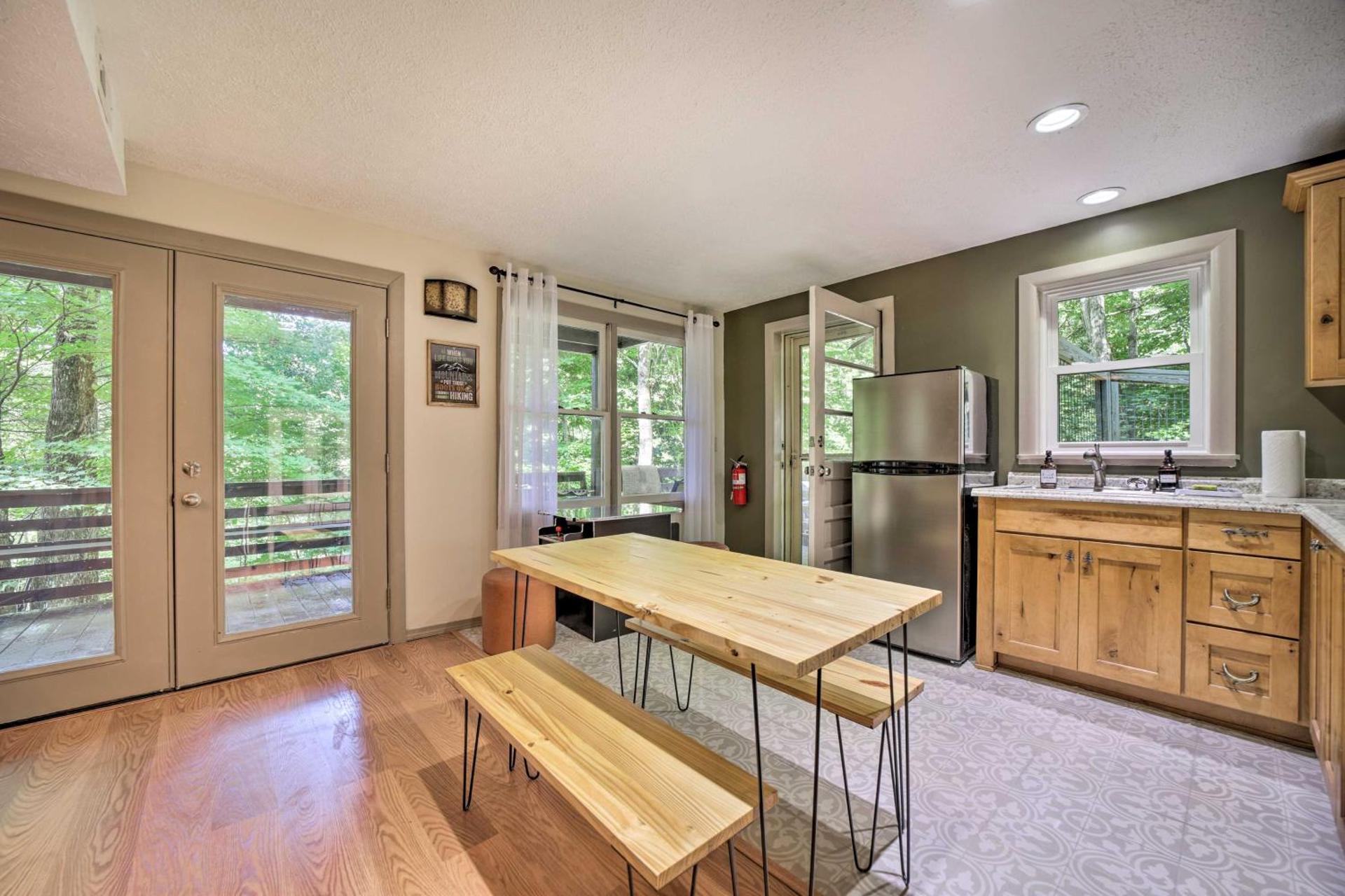 Charming Maggie Valley Getaway with Fire Pit!