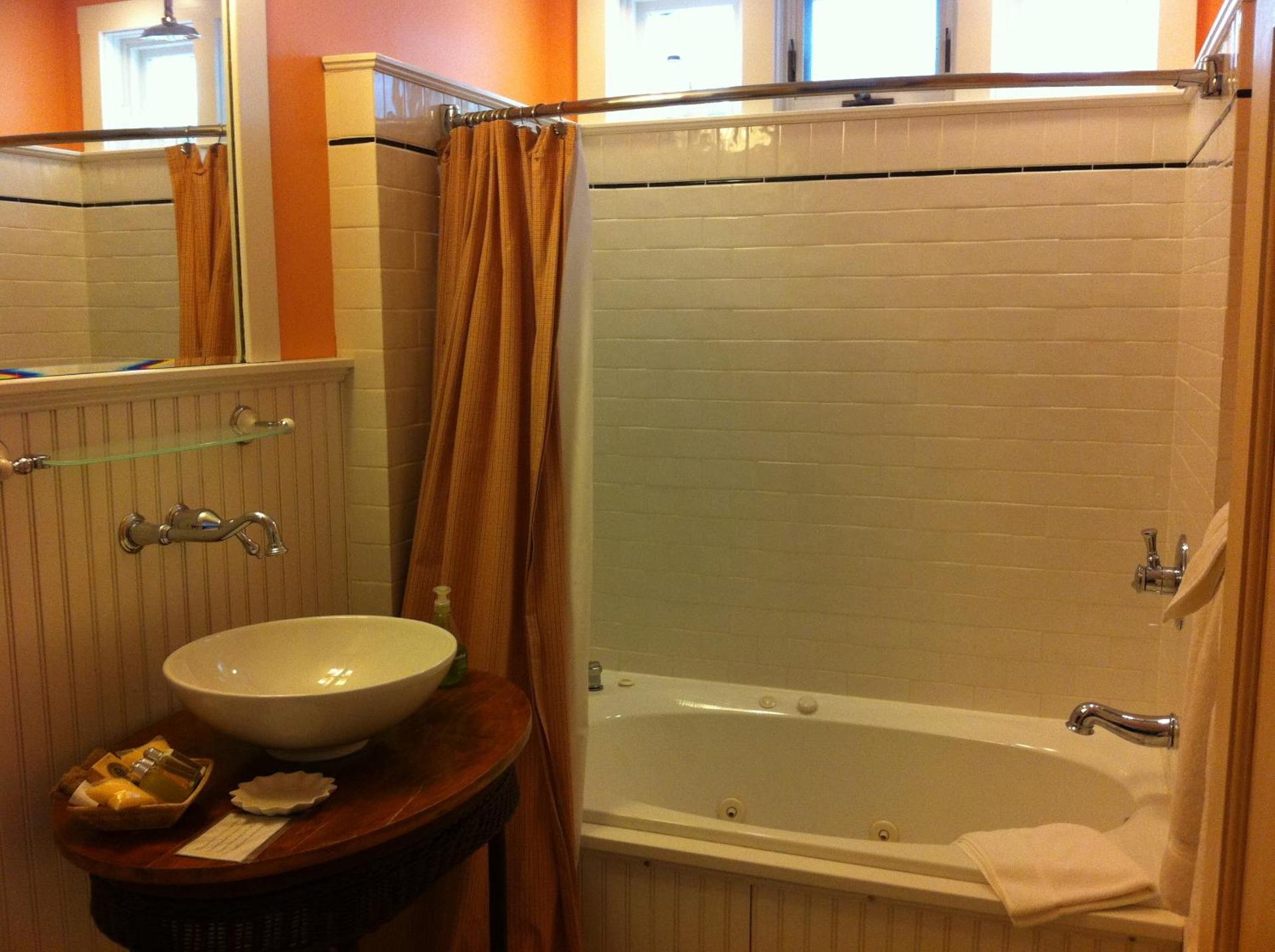 Queen Room with Spa Bath