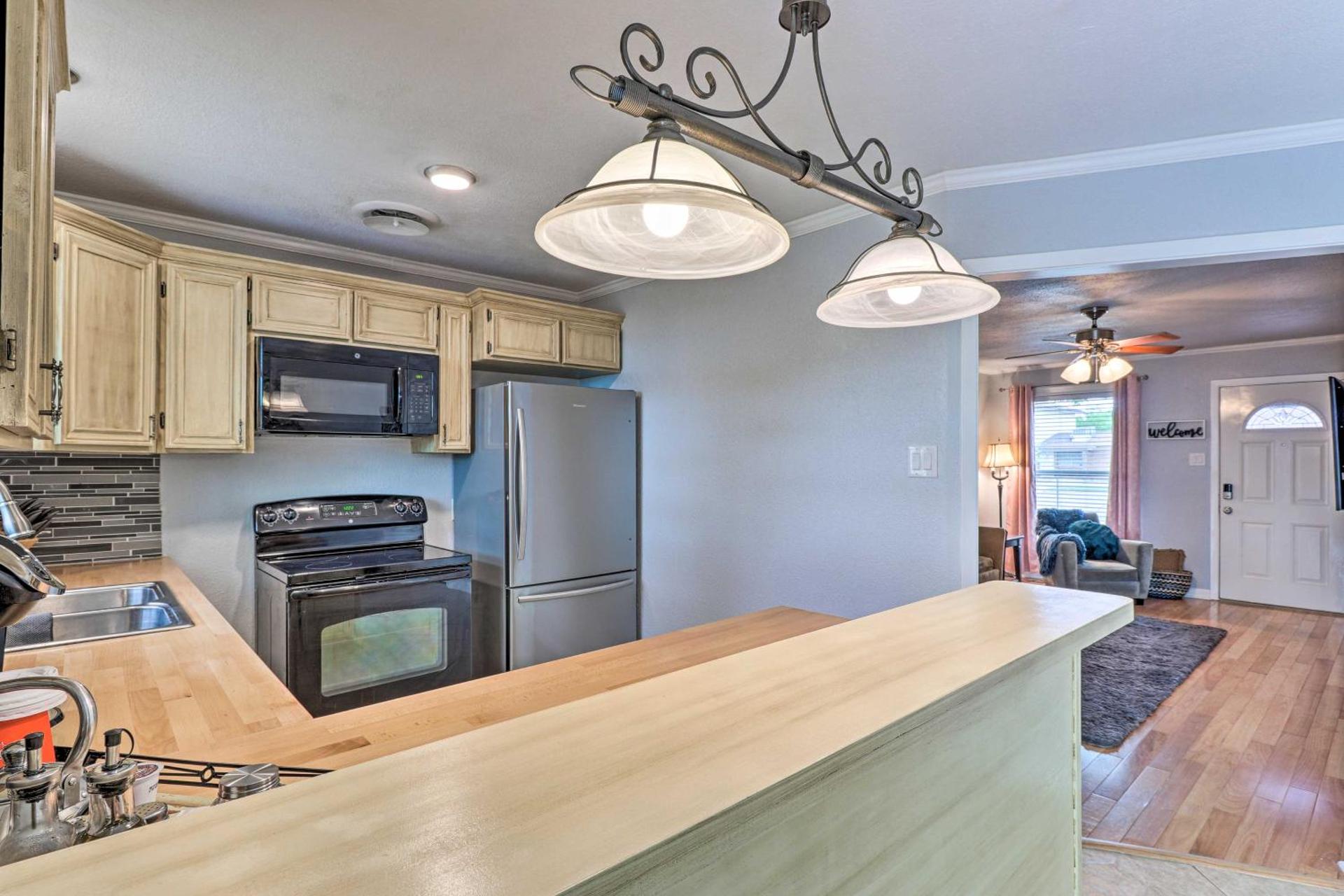 6 Mi to Fort Hood and Universities Killeen Home