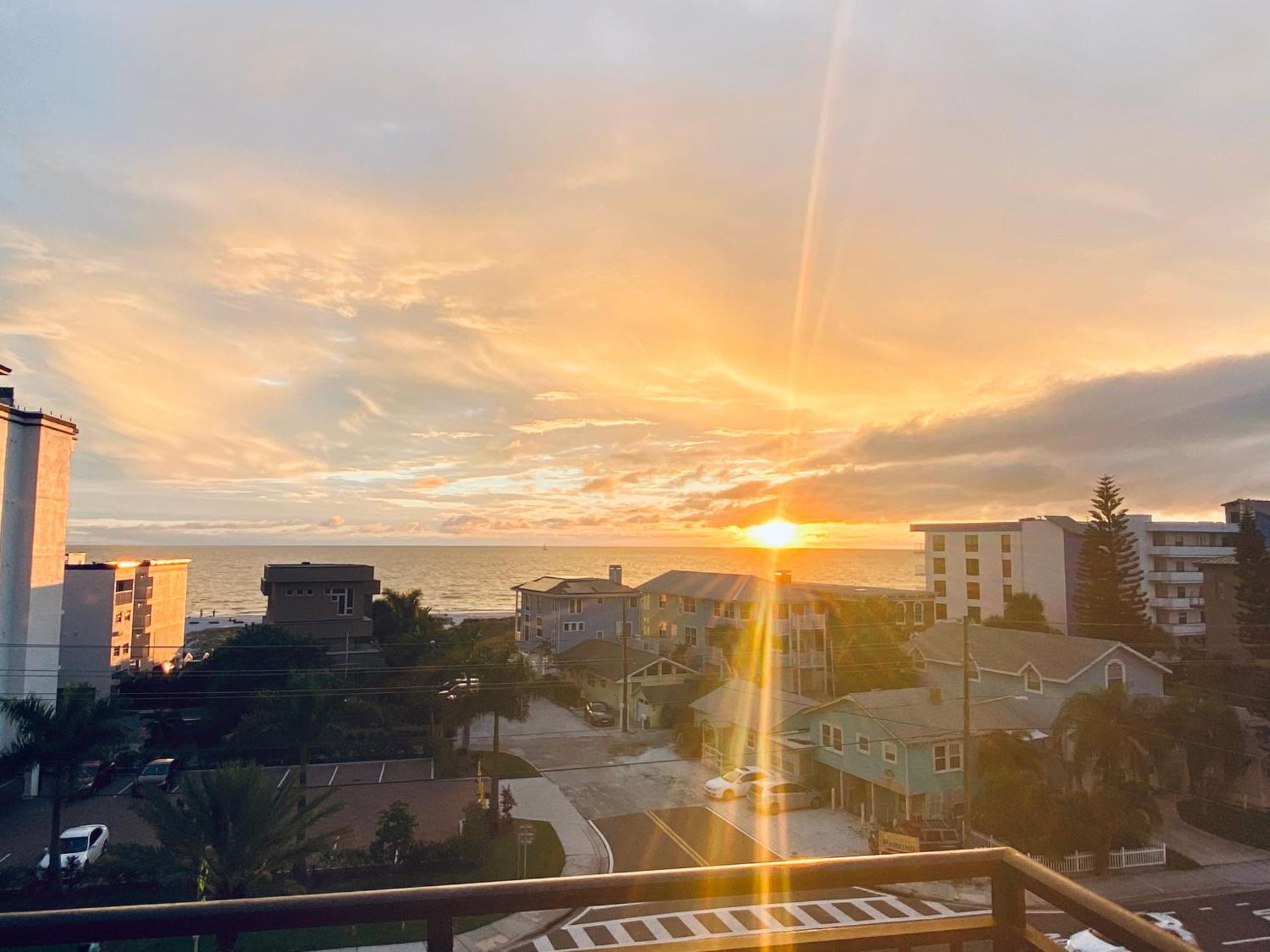 Gulf Coast Gold Private Condo - 2bed, 2bath, Sleep 6, Across Street from Beach, Balcony Views Of Sunsets, Beach & Gulf, Pool, Gym