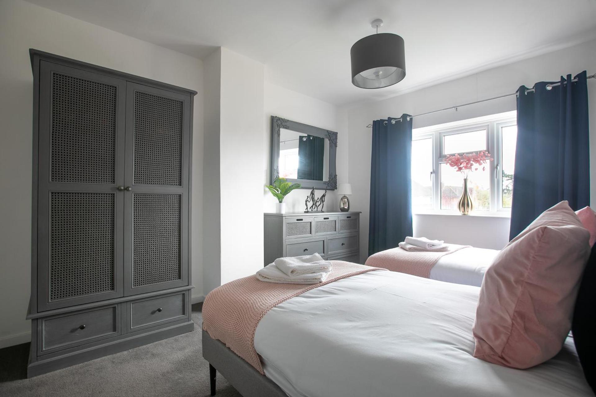 Ludlow Drive a 3 bed Contractor family Town house in melton Mowbray with Parking