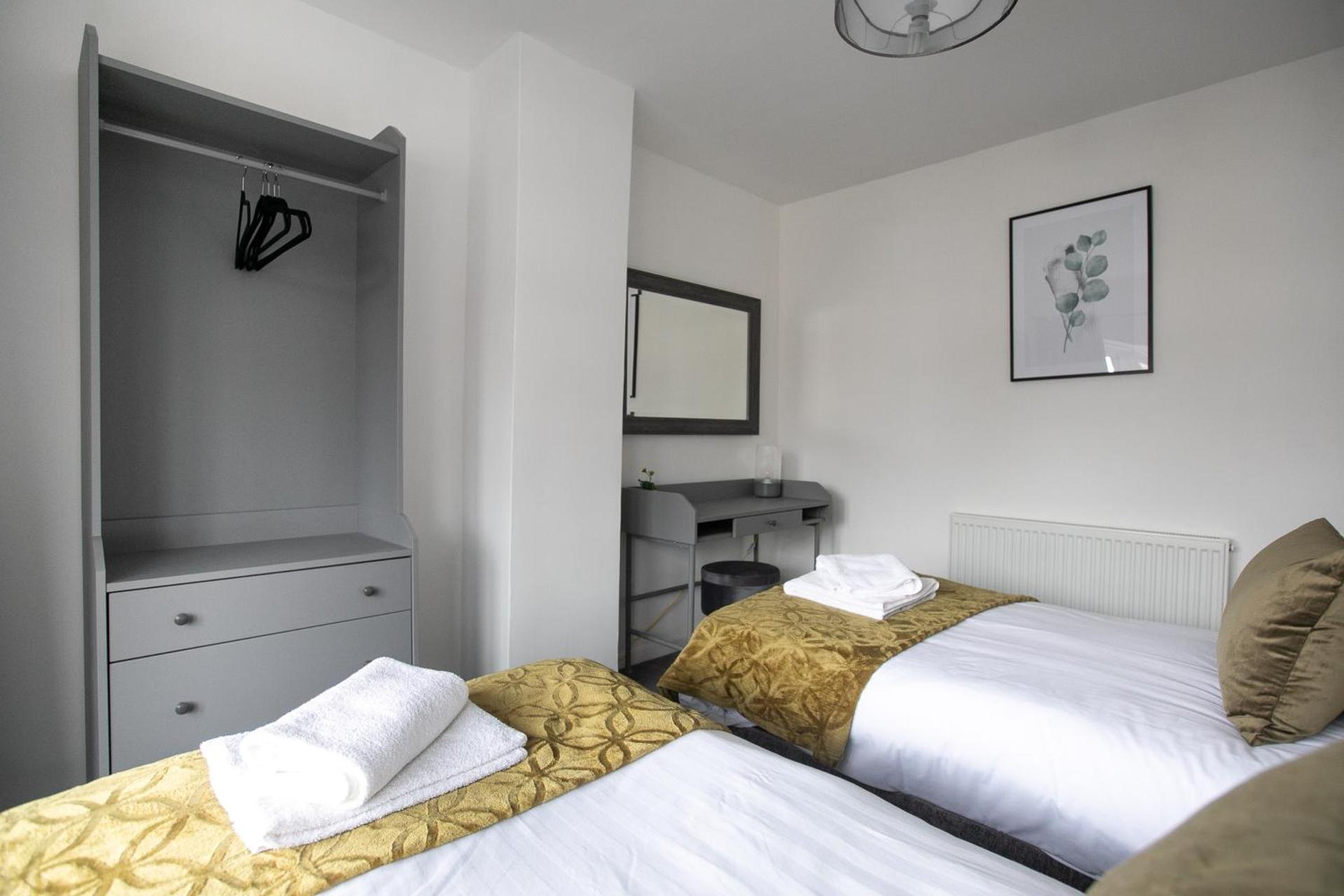 Ludlow Drive a 3 bed Contractor family Town house in melton Mowbray with Parking