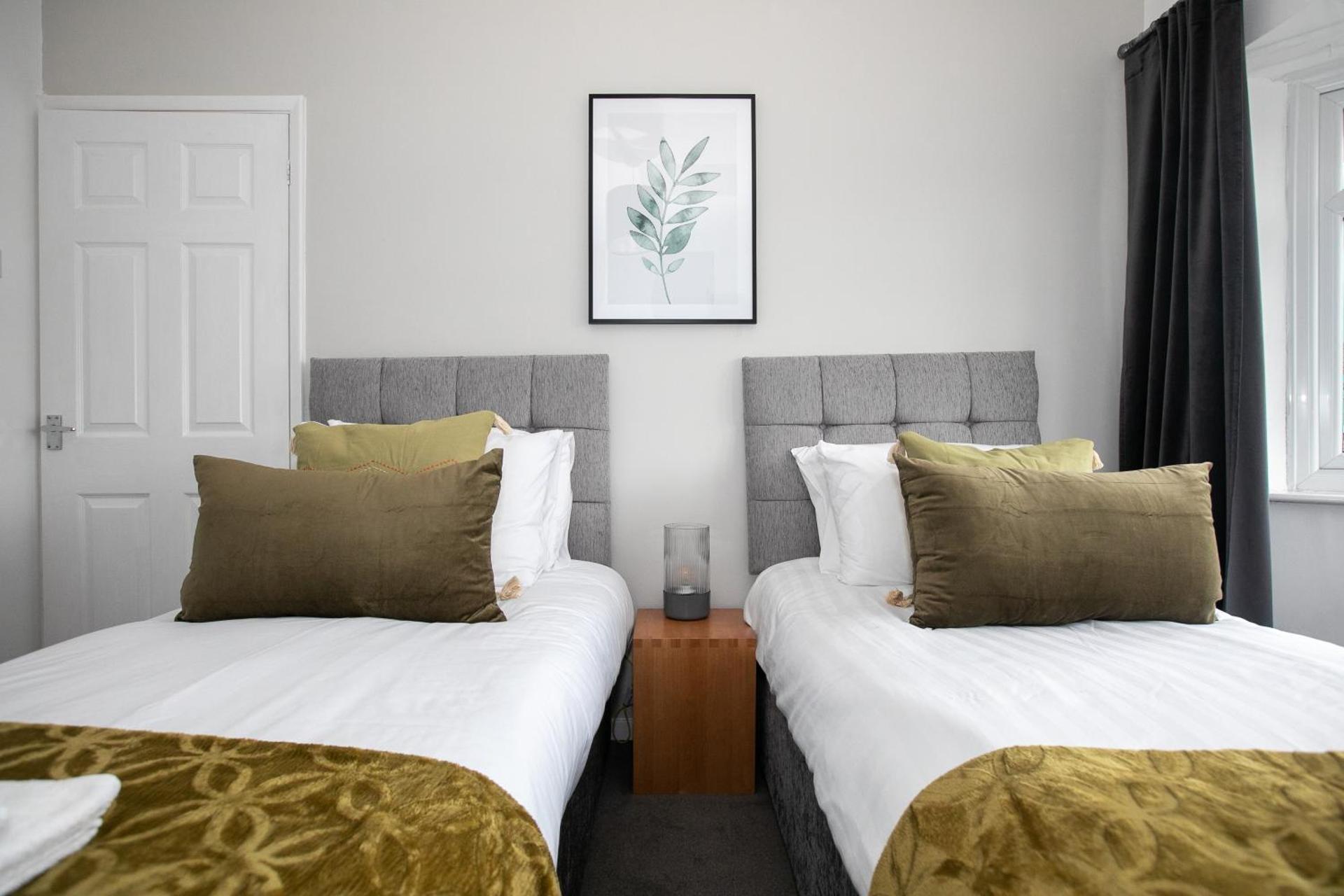 Ludlow Drive a 3 bed Contractor family Town house in melton Mowbray with Parking