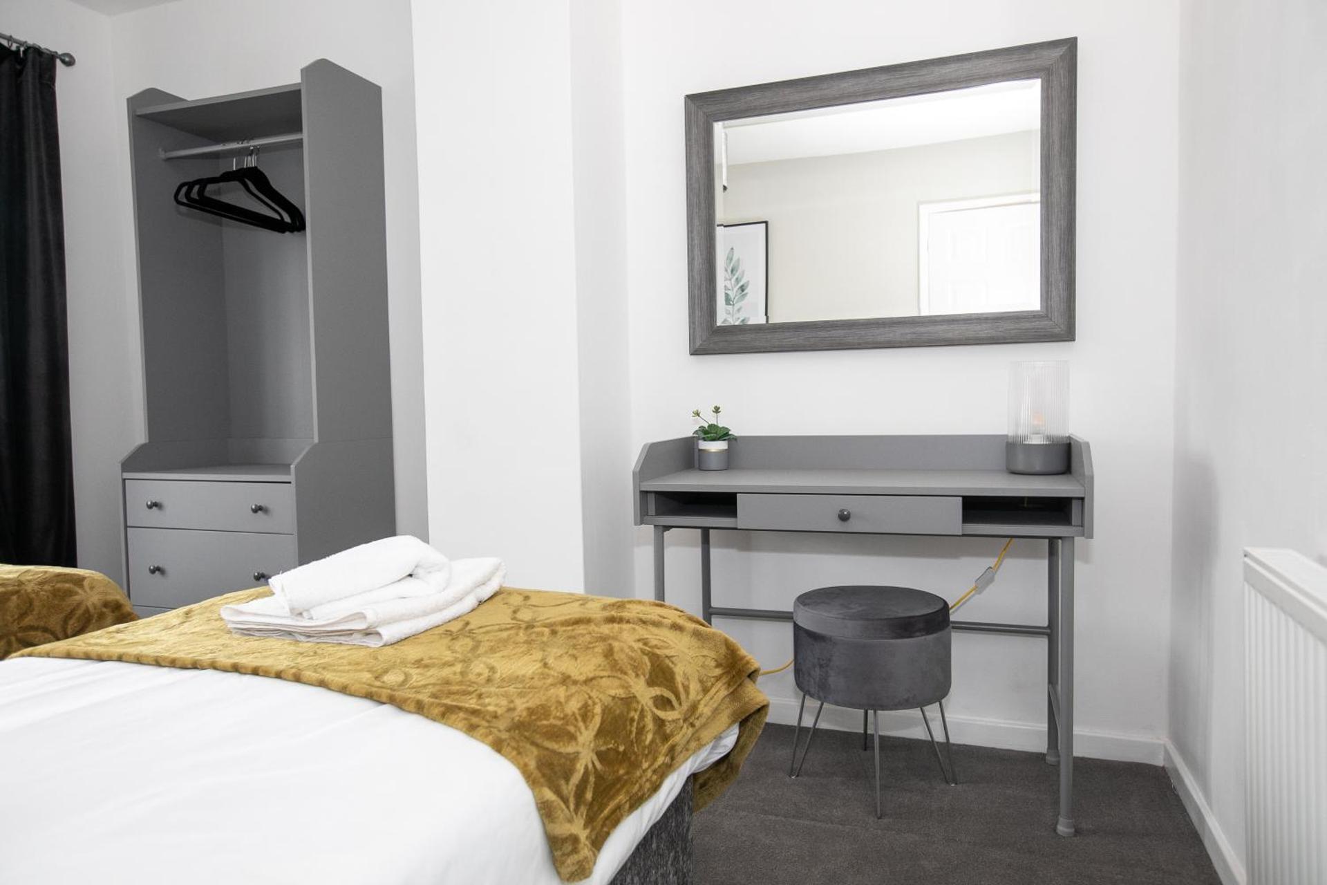 Ludlow Drive a 3 bed Contractor family Town house in melton Mowbray with Parking