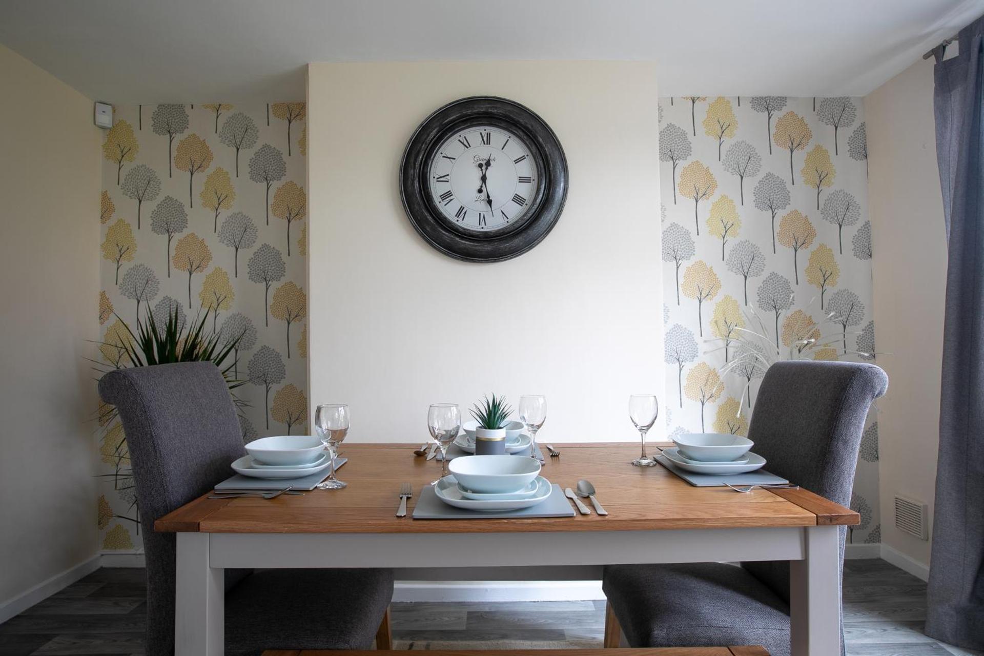 Ludlow Drive a 3 bed Contractor family Town house in melton Mowbray with Parking