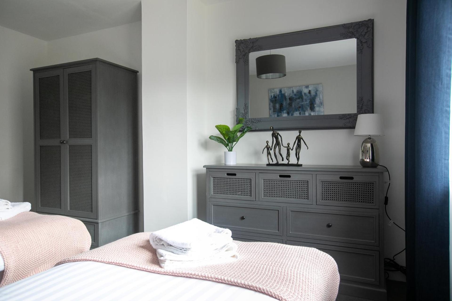 Ludlow Drive a 3 bed Contractor family Town house in melton Mowbray with Parking