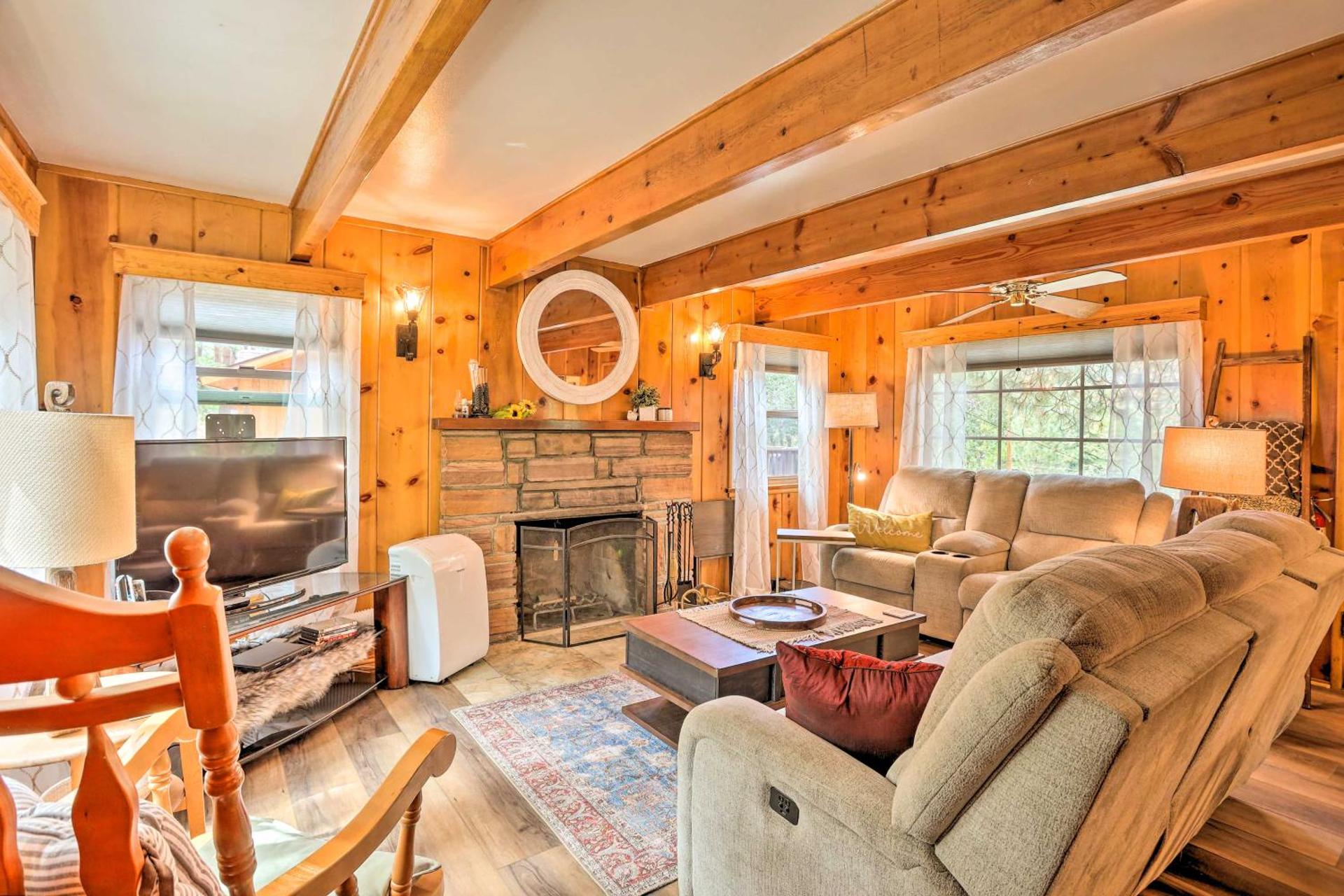 Wrightwood Cabin with Cozy Interior!