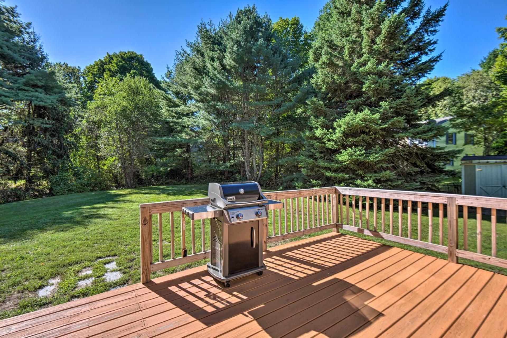 Charming Saco Home with Deck, 5 Mi to Beach!
