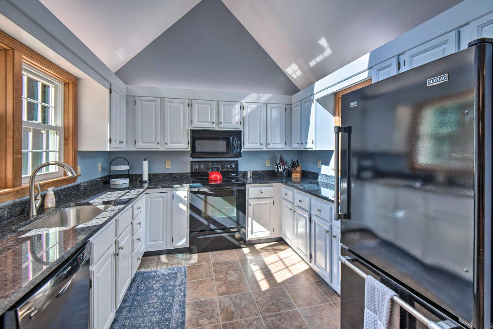 Charming Saco Home with Deck, 5 Mi to Beach!