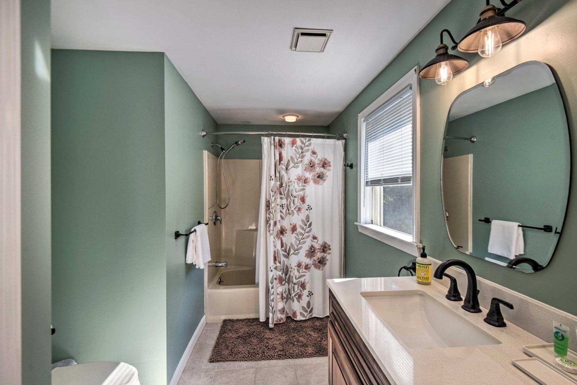 Charming Saco Home with Deck, 5 Mi to Beach!