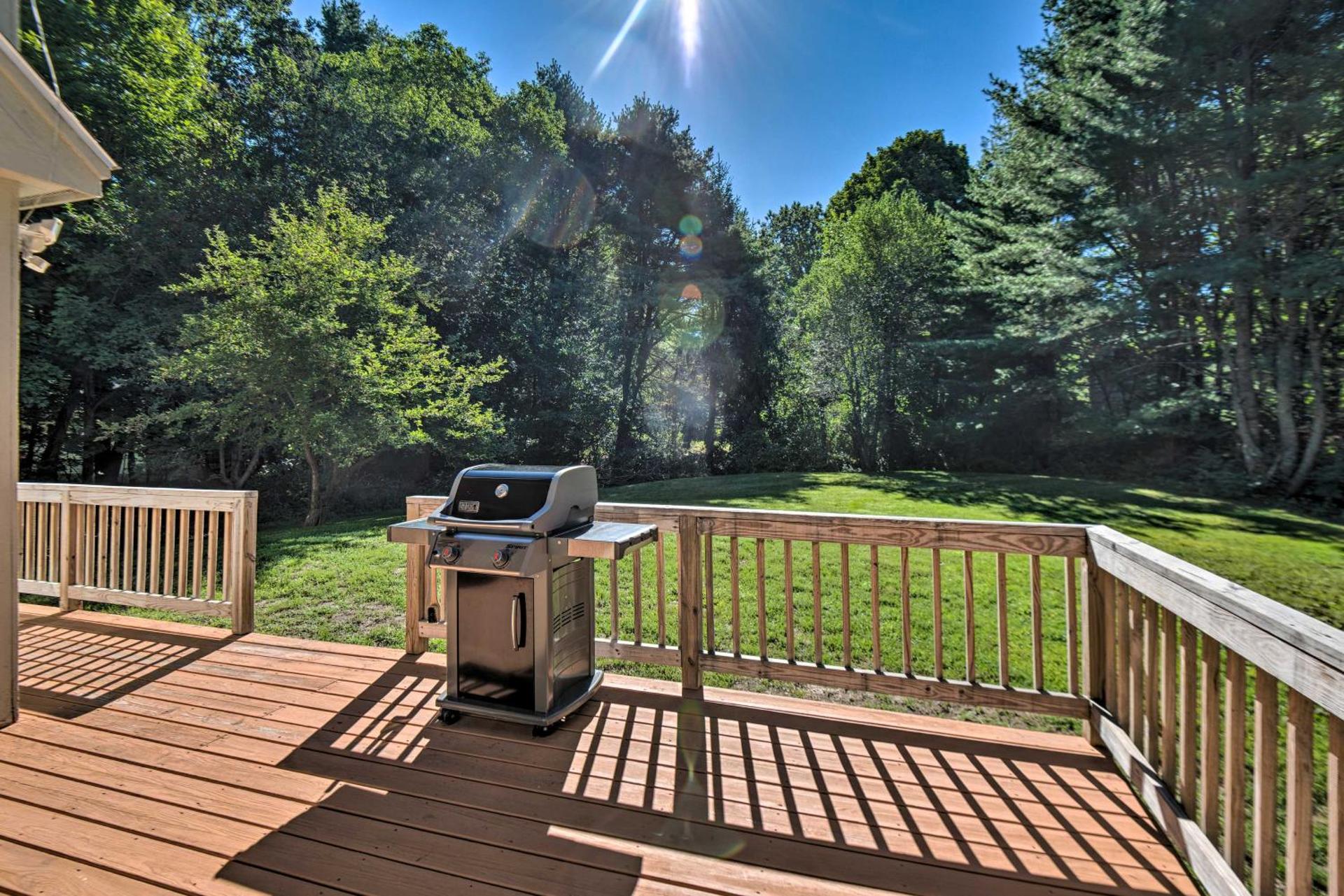 Charming Saco Home with Deck, 5 Mi to Beach!