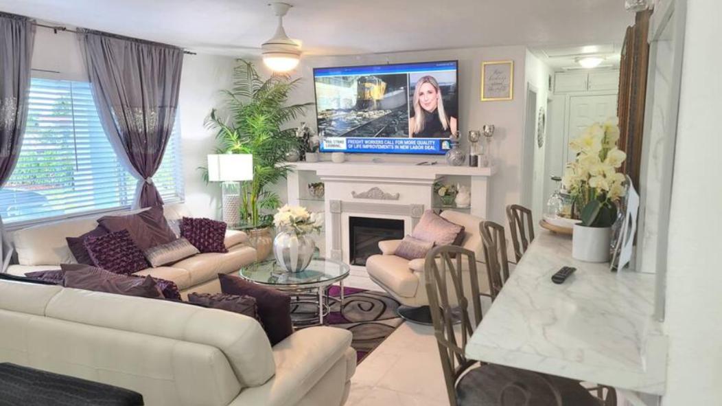 Palm Springs 3-Bedroom 2-Bath 5 Miles to the Beach