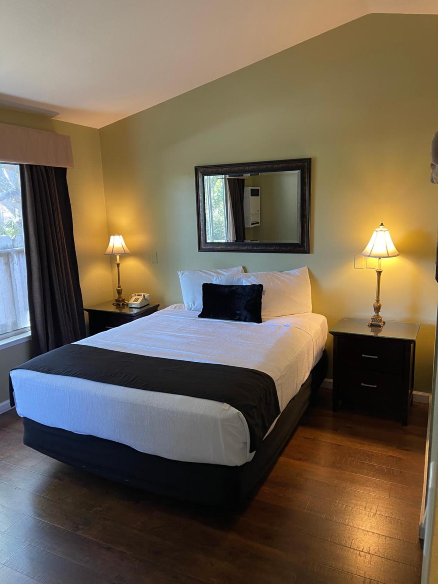 Standard Queen Room with One Queen Bed