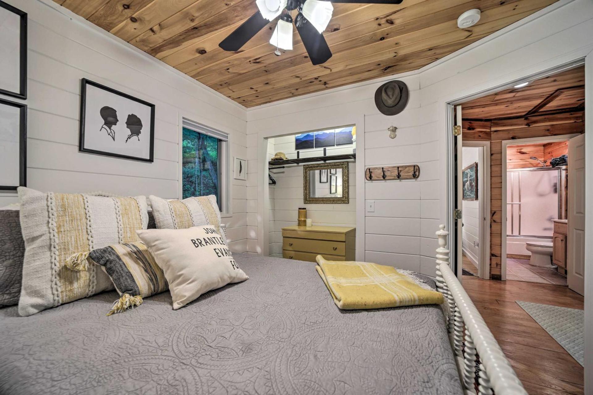 Highlands Cabin on Buck Creek about 8 Mi to Town!