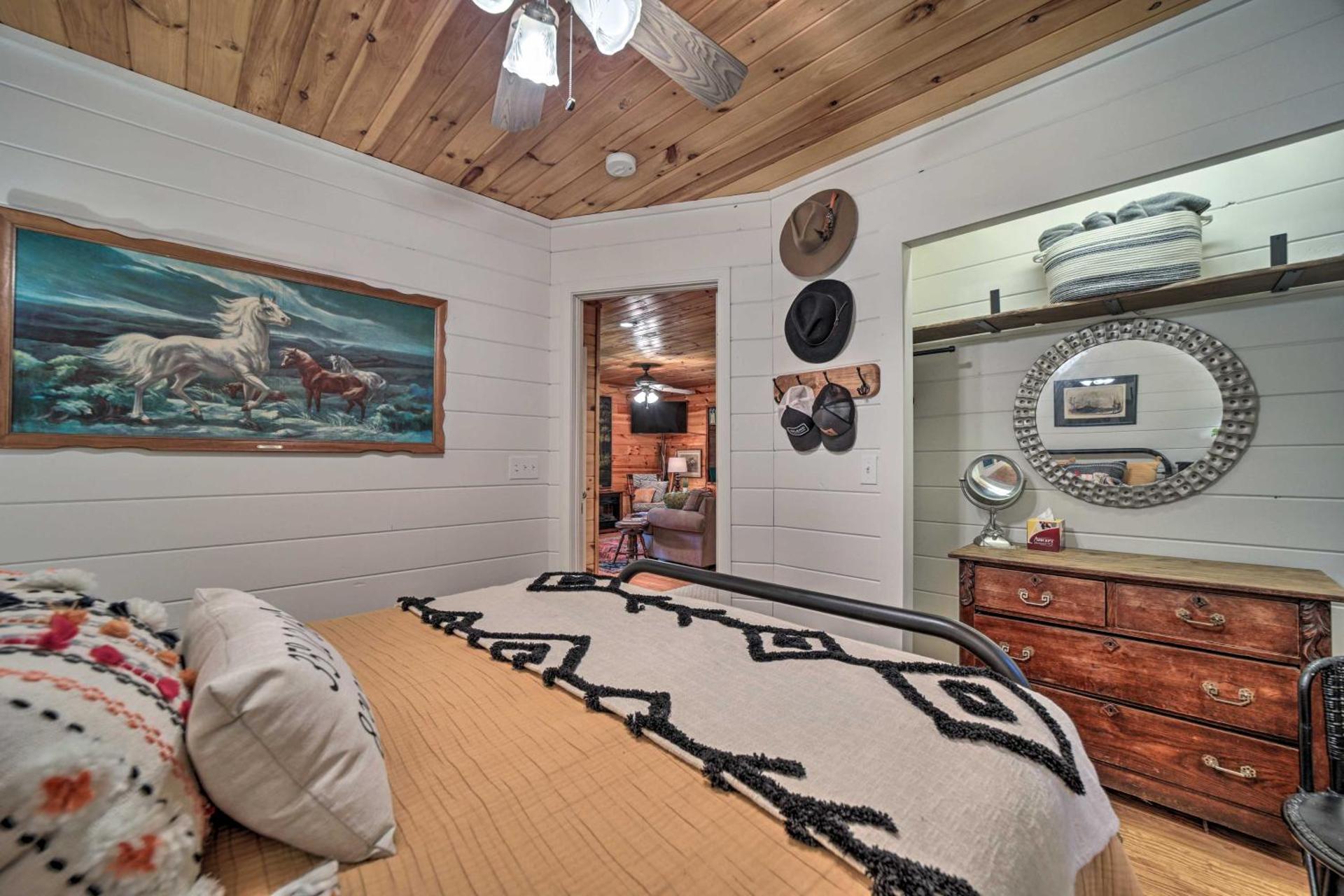 Highlands Cabin on Buck Creek about 8 Mi to Town!