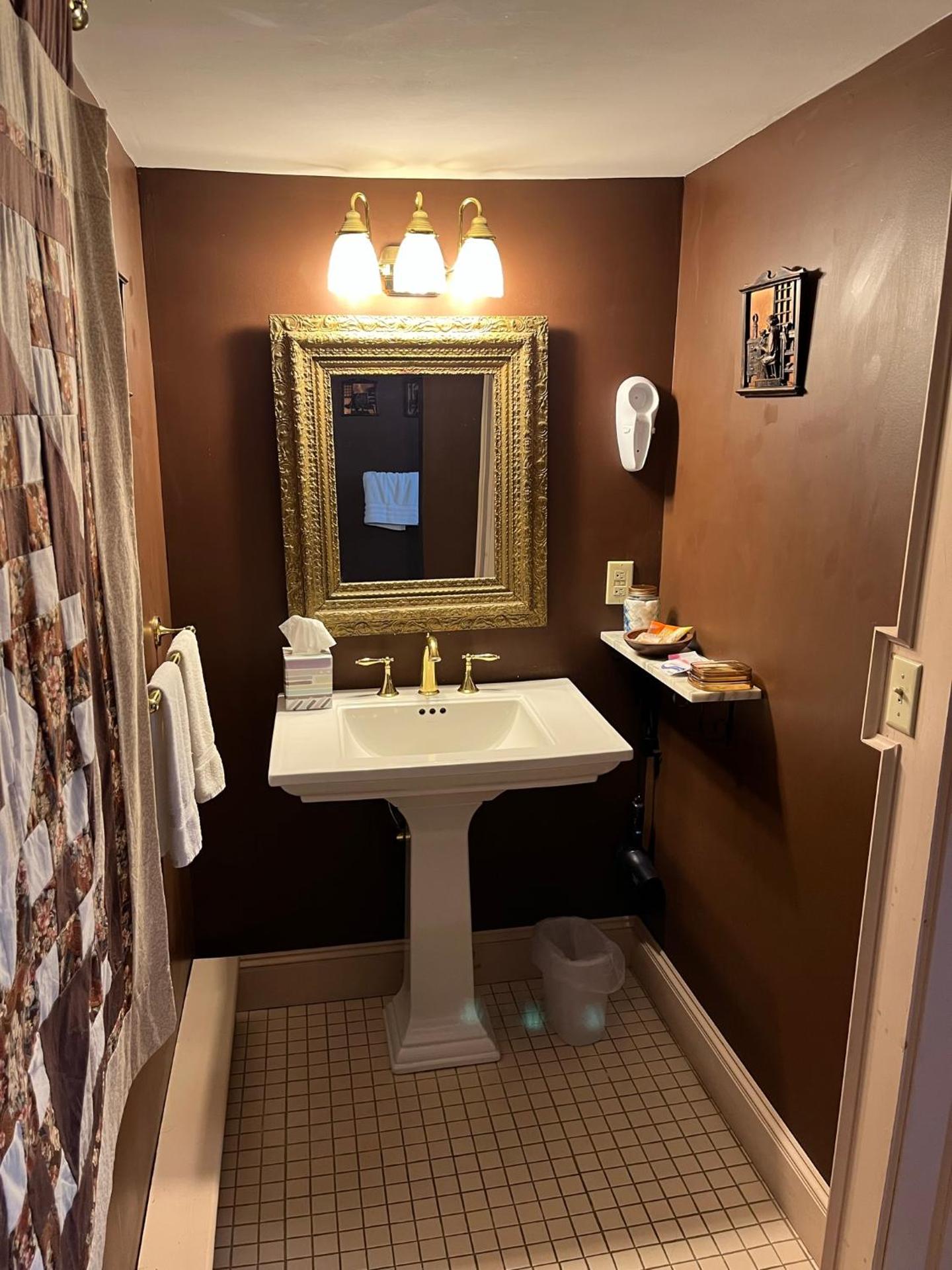 Deluxe Room (2 Adults + 1 Child)