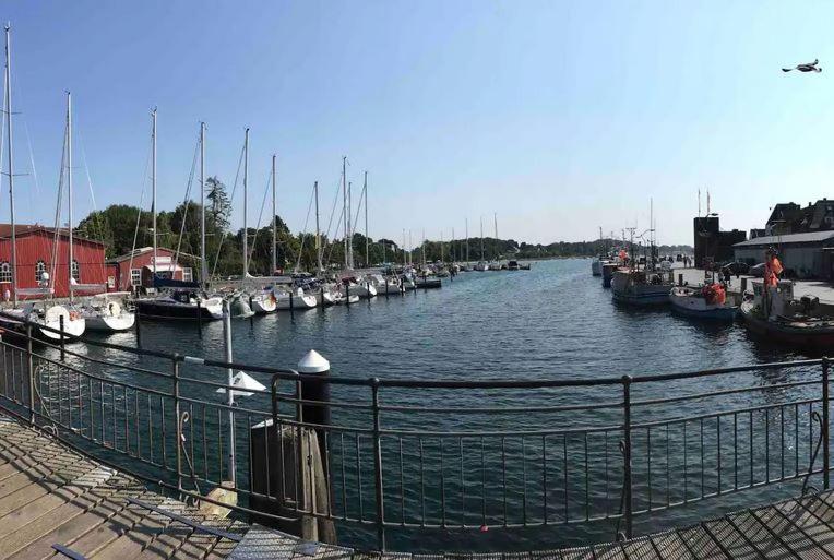 Im Bademantel an den Strand - mit Terrasse