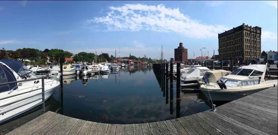 Im Bademantel an den Strand - mit Terrasse