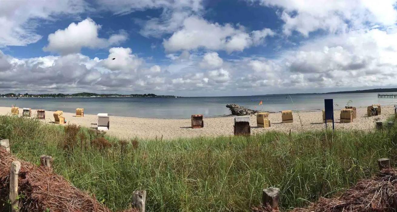 Im Bademantel an den Strand - mit Terrasse