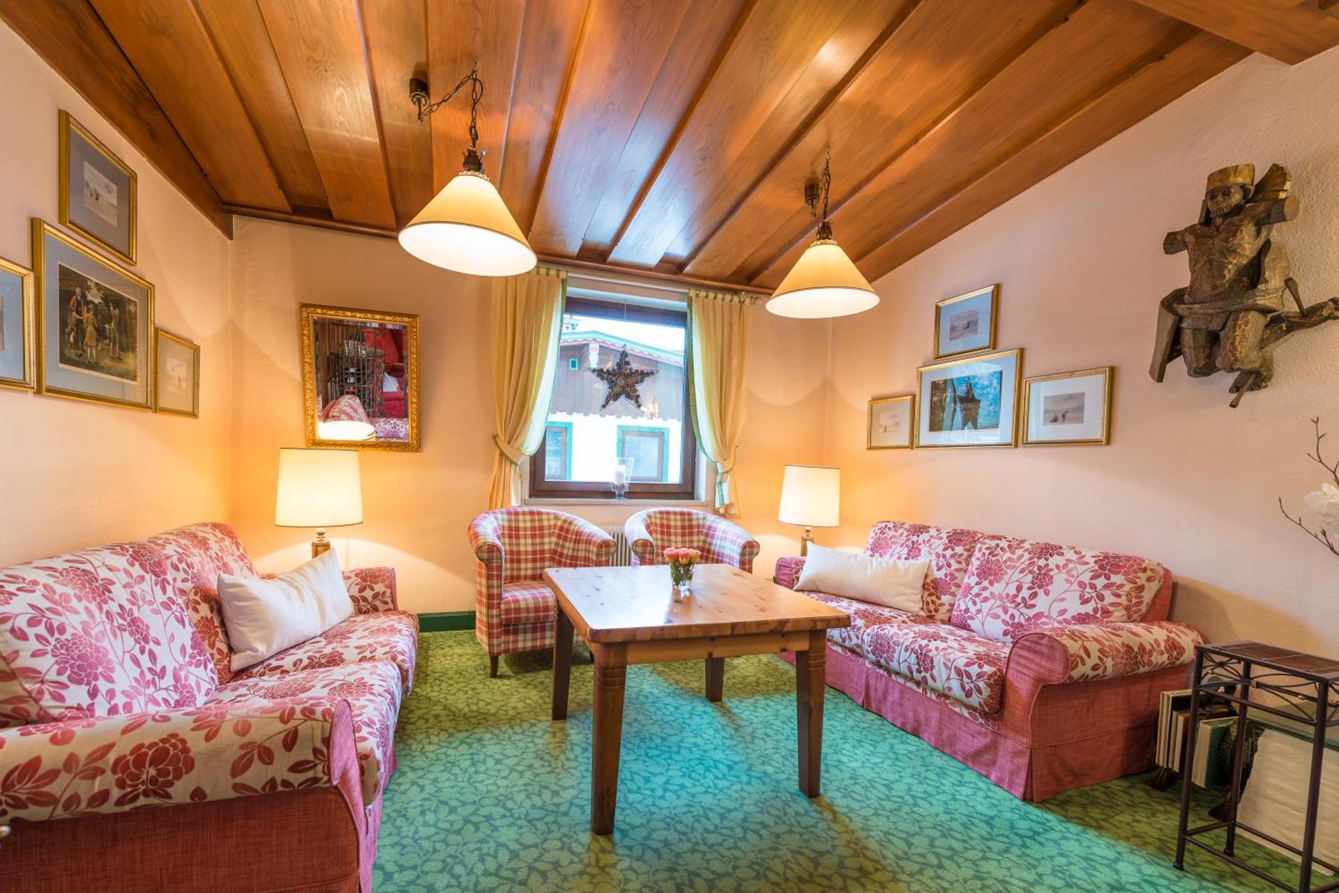 Communal lounge/ TV room